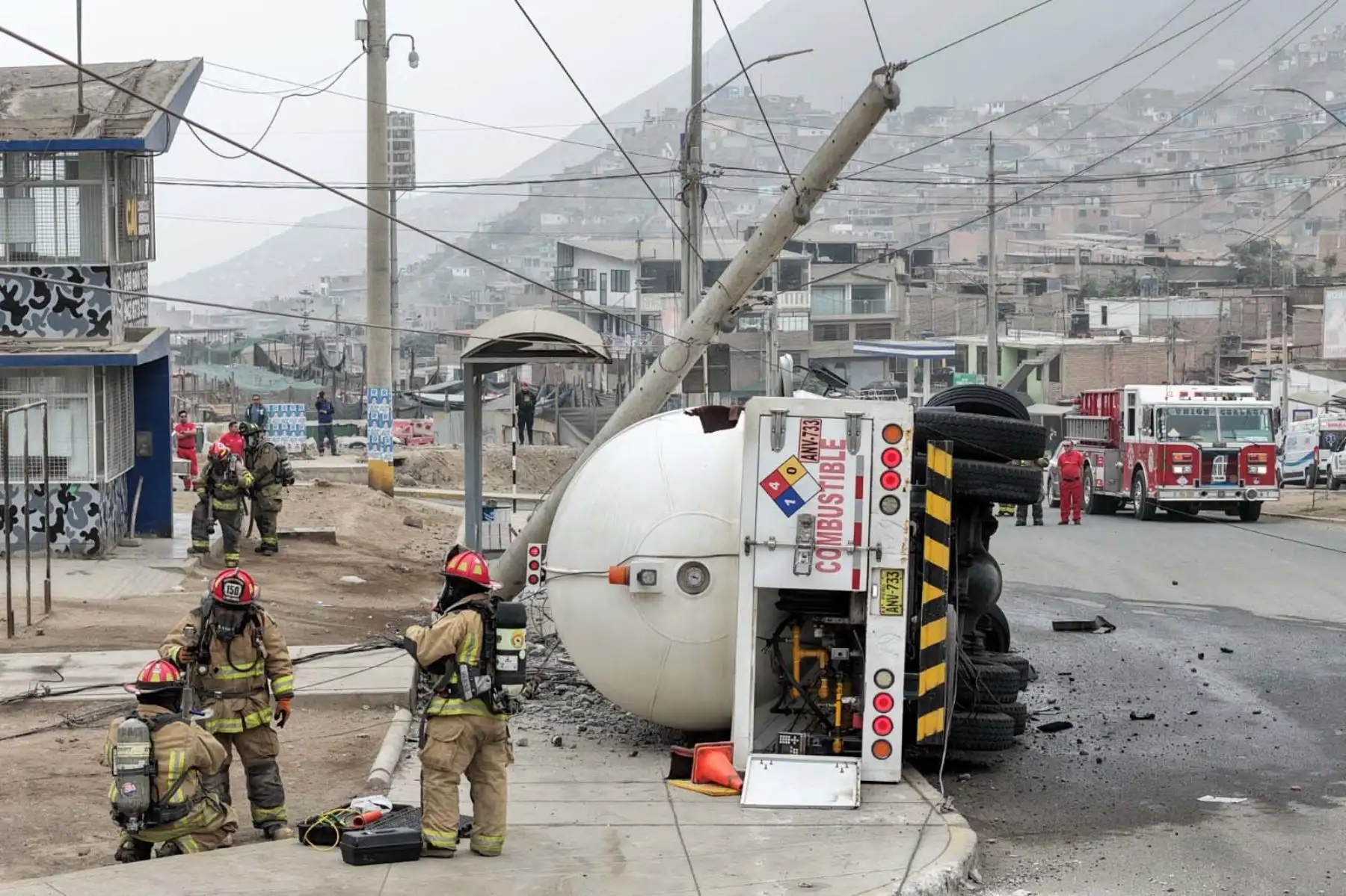 La volcadura de un camión cisterna que transportaba gas generó gran alarma entre los vecinos de la cuadra 34 de la avenida Revolución, en el distrito limeño de Comas. La pesada unidad terminó volcada sobre la vía tras derribar un poste de alumbrado público. Foto: ANDINA/ Juan Carlos Guzmán