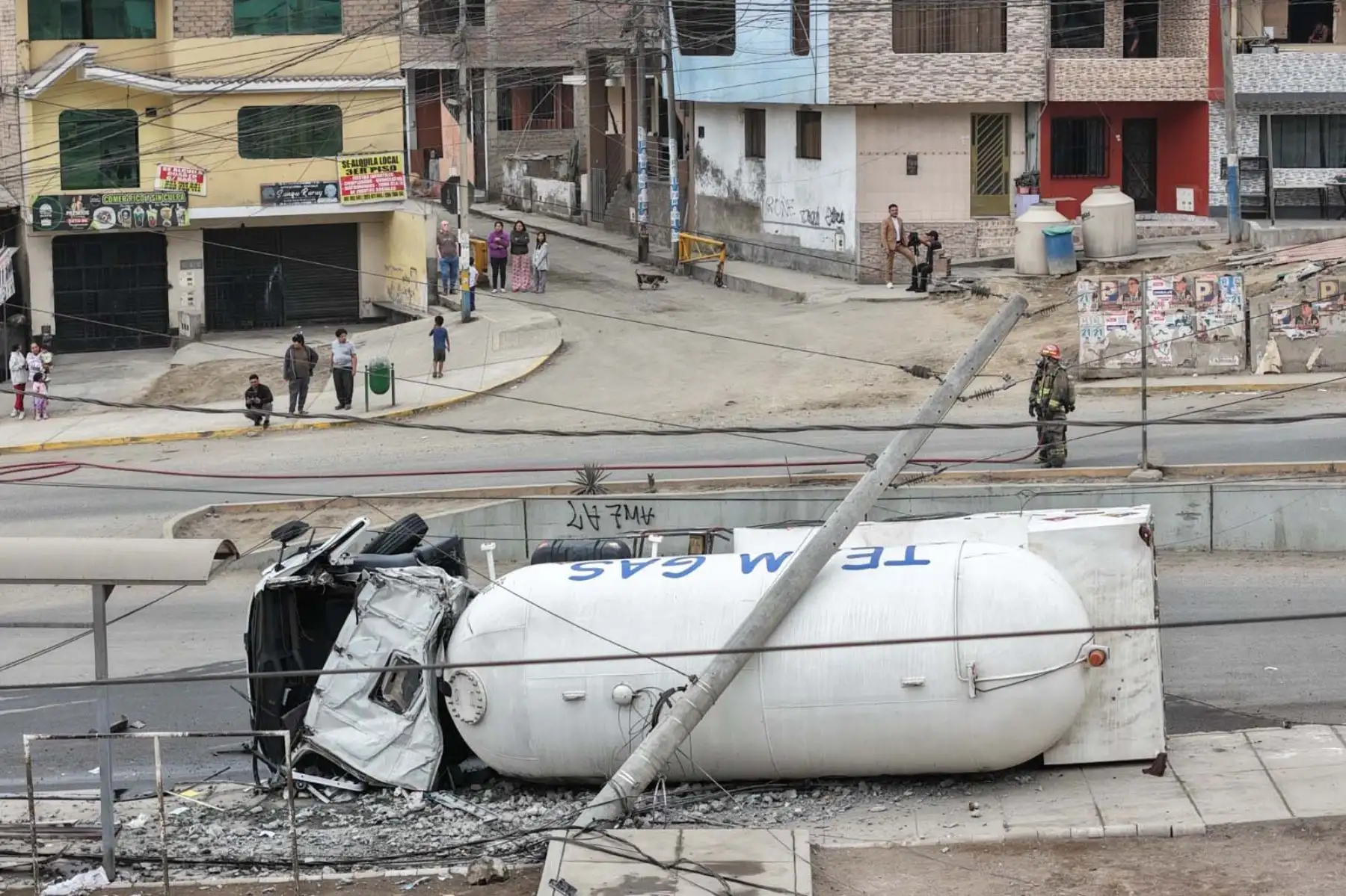 La emergencia, reportada a las 8:05 a. m., movilizó rápidamente a cinco unidades del Cuerpo General de Bomberos Voluntarios del Perú. Entre los vehículos desplegados se encuentran ambulancias, unidades contraincendios y equipos de rescate, que trabajan en la zona para controlar cualquier riesgo de fuga o incendio. Foto: ANDINA/ Juan Carlos Guzmán