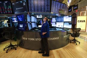 Un operador trabaja en el parqué de la Bolsa de Nueva York (NYSE) en Nueva York el 19 de mayo de 2026. Foto: AFP.
