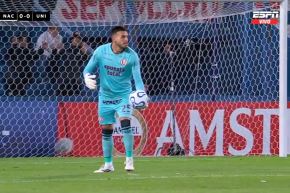 Miguel Vargas, portero de Universitario en el choque de este miércoles con Nacional de Uruguay. Imagen: Captura de TV.