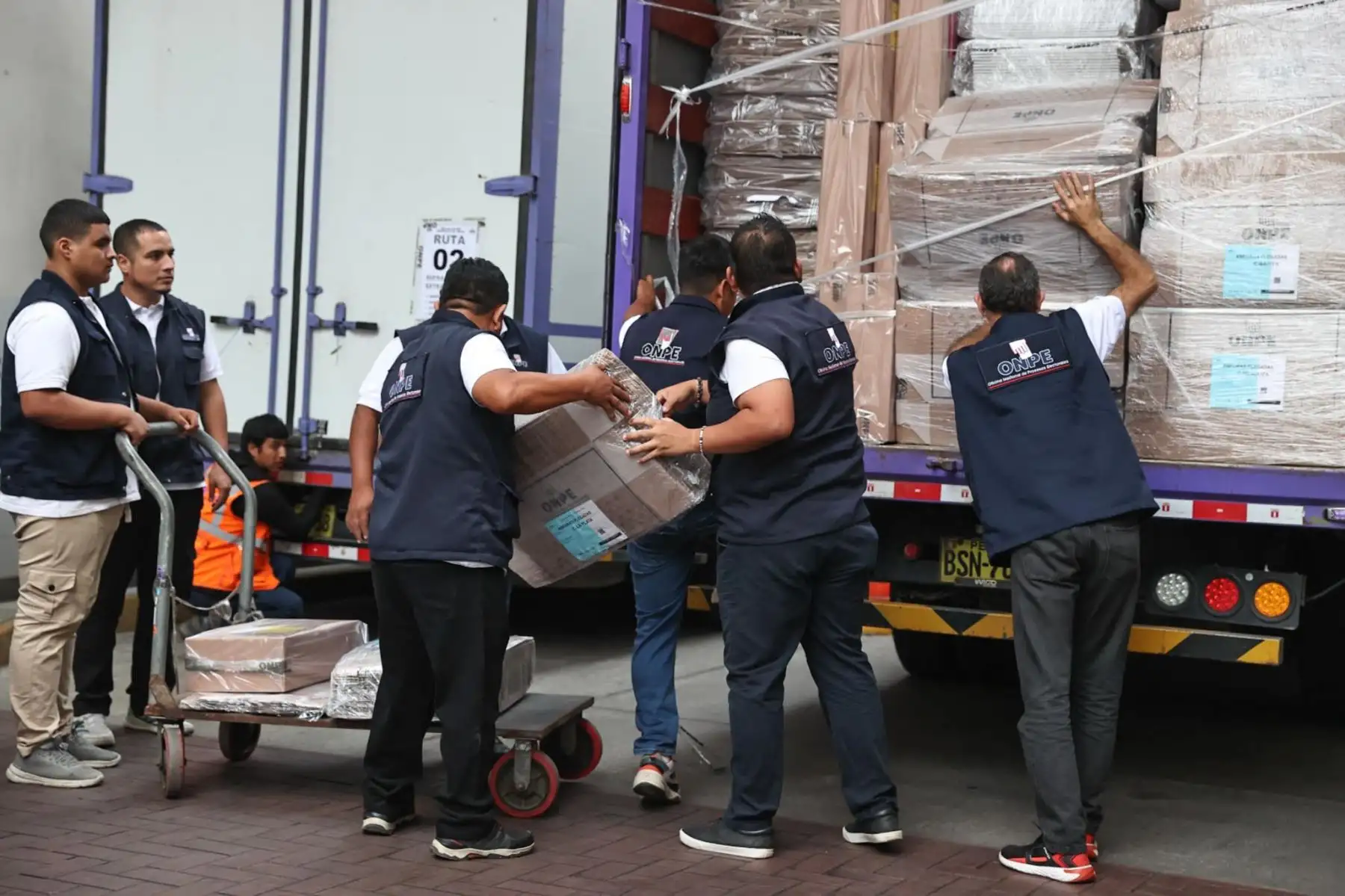 El Ministerio de Relaciones Exteriores recibió el material de la ONPE que se distribuirá en las oficinas consulares del exterior a fin de garantizar el derecho al voto a la comunidad peruana en el marco de la Segunda Elección Presidencial 2026. Participaron del acto el vicecanciller Eric Anderson, el jefe interino de ONPE, Bernardo Pachas y el presidente del JNE, Roberto Burneo.Foto: ANDINA/Juan Carlos Guzmán