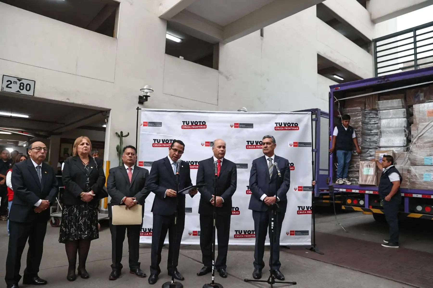 El Ministerio de Relaciones Exteriores recibió el material de la ONPE que se distribuirá en las oficinas consulares del exterior a fin de garantizar el derecho al voto a la comunidad peruana en el marco de la Segunda Elección Presidencial 2026. Participaron del acto el vicecanciller Eric Anderson, el jefe interino de ONPE, Bernardo Pachas y el presidente del JNE, Roberto Burneo.Foto: ANDINA/Juan Carlos Guzmán