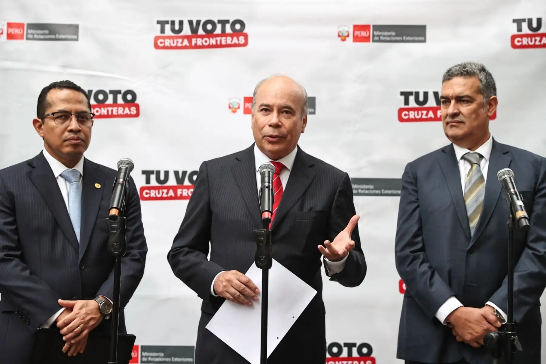 El Ministerio de Relaciones Exteriores recibió el material de la ONPE que se distribuirá en las oficinas consulares del exterior a fin de garantizar el derecho al voto a la comunidad peruana en el marco de la Segunda Elección Presidencial 2026. Participaron del acto el vicecanciller Eric Anderson, el jefe interino de ONPE, Bernardo Pachas y el presidente del JNE, Roberto Burneo.Foto: ANDINA/Juan Carlos Guzmán