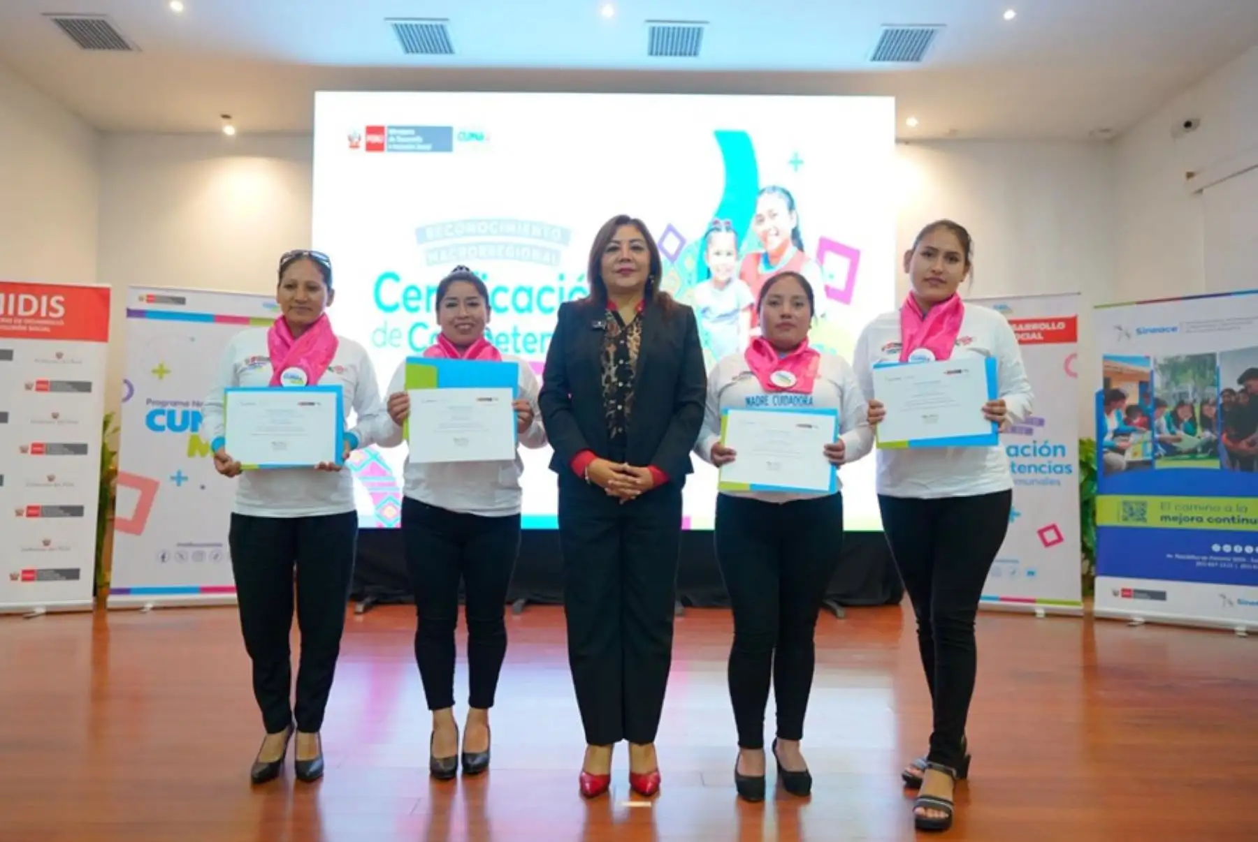 Reconocen a más de 690 voluntarias de Cuna Más por atención integral a primera infancia