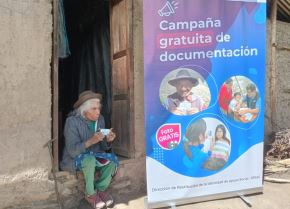 El Reniec, en cumplimiento de su misión de identificar a todos los peruanos y garantizar su derecho a la identidad, entregó por primera vez el Documento Nacional de Identidad (DNI) a Margarita Calixto Soto, una mujer de 75 años que vive en situación de pobreza extrema en el caserío San Sebastián de Micarín, distrito de Chavín de Pariarca, provincia de Huamalíes, en la región Huánuco.