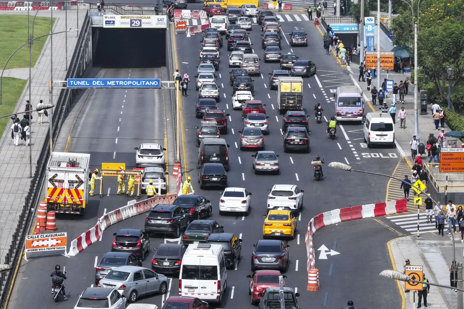 Cierran acceso a vía expresa de norte a sur a la altura de palacio de Justicia, por obras de conexión de la línea 2 del metro de Lima y el metropolitano. 

Foto:ANDINA/Juan Carlos Guzmán Negrini