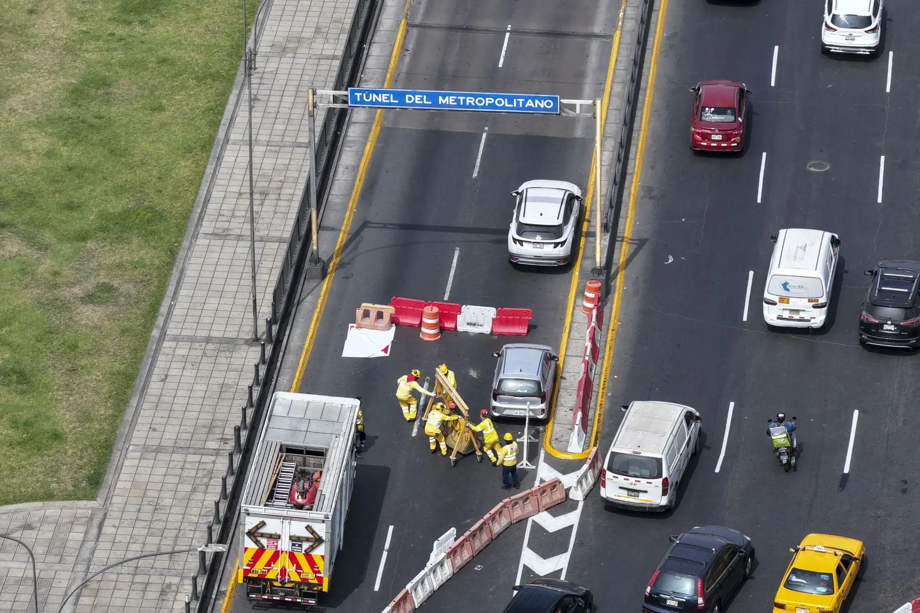 Cierran acceso a vía expresa de norte a sur a la altura de palacio de Justicia, por obras de conexión de la línea 2 del metro de Lima y el metropolitano. 

Foto:ANDINA/Juan Carlos Guzmán Negrini