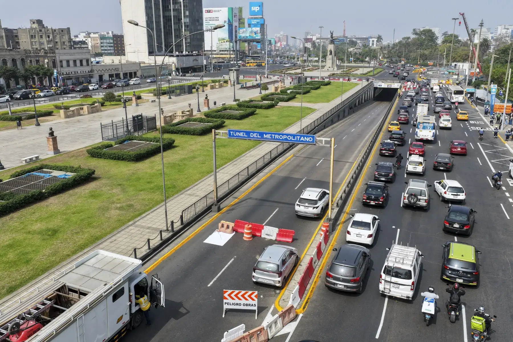 Cierran acceso a vía expresa de norte a sur a la altura de palacio de Justicia, por obras de conexión de la línea 2 del metro de Lima y el metropolitano. 

Foto:ANDINA/Juan Carlos Guzmán Negrini