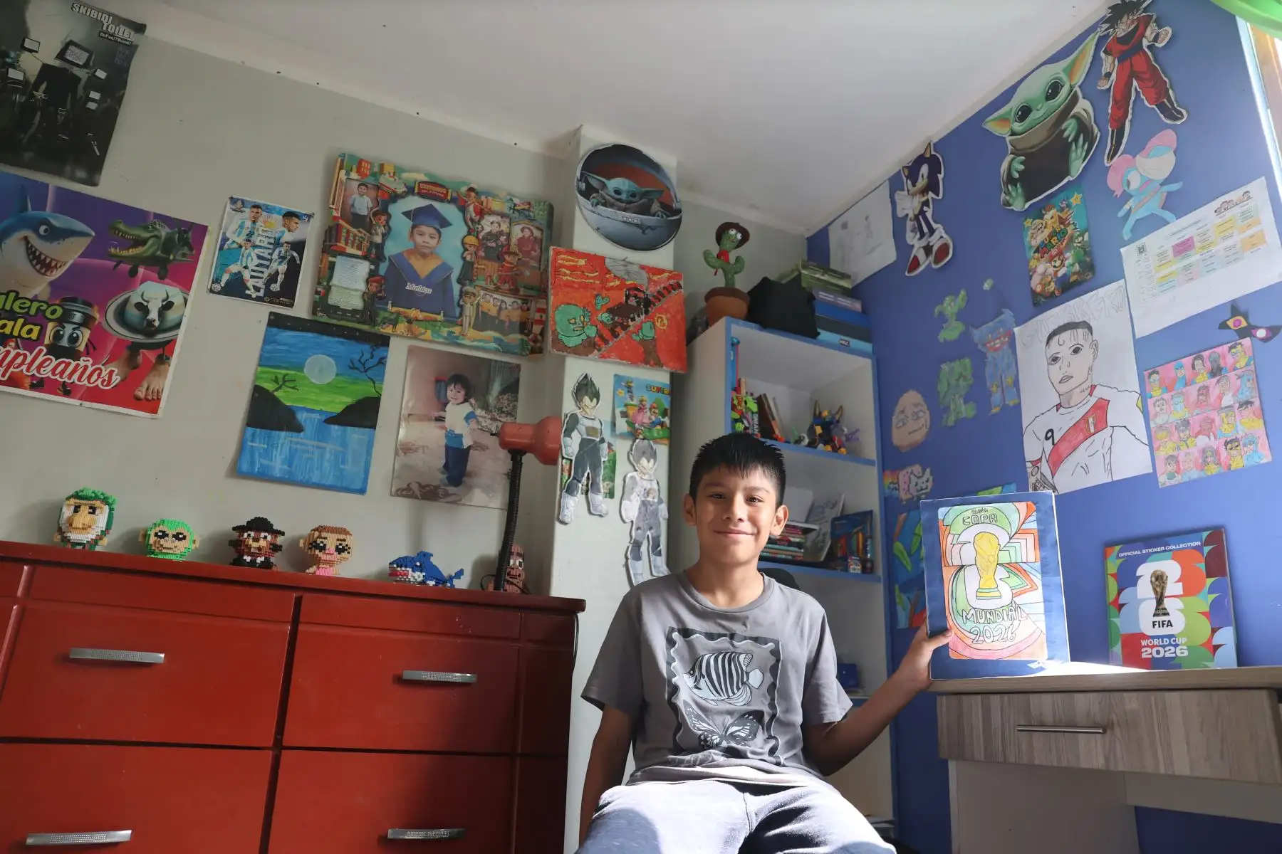 La habitación de Mathías está cubierta de dibujos, afiches y trabajos relacionados al fútbol, pasión que inspiró la creación de su propio álbum mundialista. Foto: ANDINA/Melina Mejía.