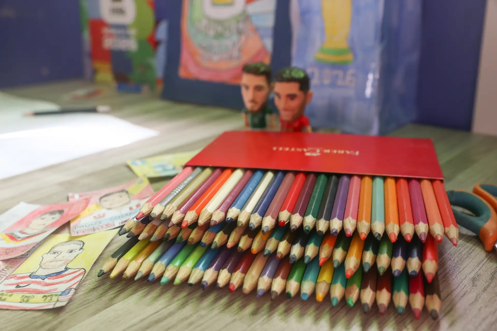 Los dibujos realizados por Mathías Flores Tamayo muestran a reconocidos futbolistas y selecciones clasificadas al Mundial 2026, trabajo que el menor elaboró a mano con plumones y colores. Foto: ANDINA/Melina Mejía.