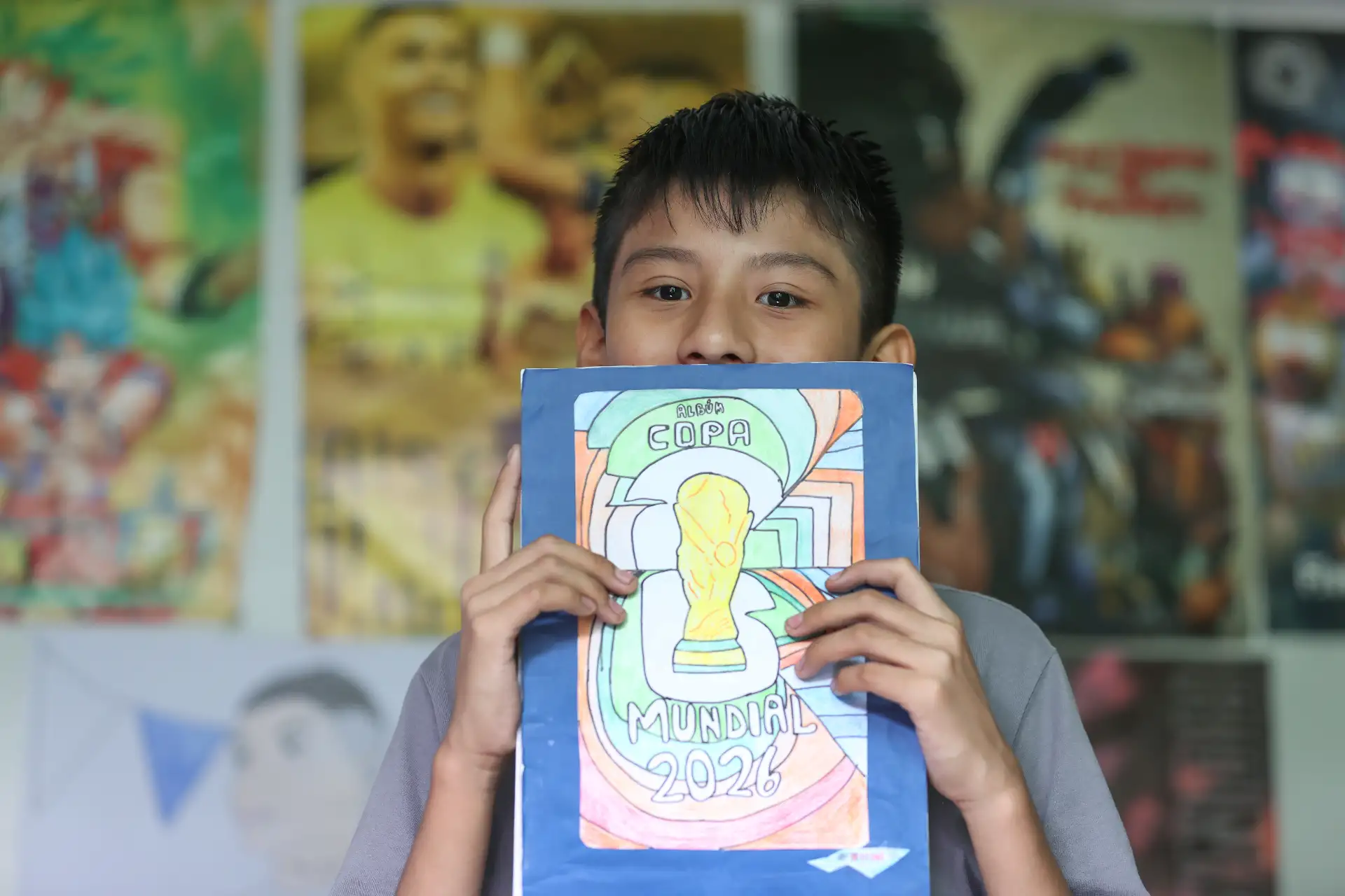 Un niño peruano de 11 años se volvió viral tras crear su propio álbum mundialista inspirado en la Copa del Mundo 2026, proyecto que elaboró de manera artesanal con ilustraciones, selecciones y figuras de jugadores. La iniciativa despertó admiración en redes sociales por la creatividad y dedicación del menor, quien expresó su pasión por el fútbol y el coleccionismo. Foto: ANDINA/Melina Mejía.