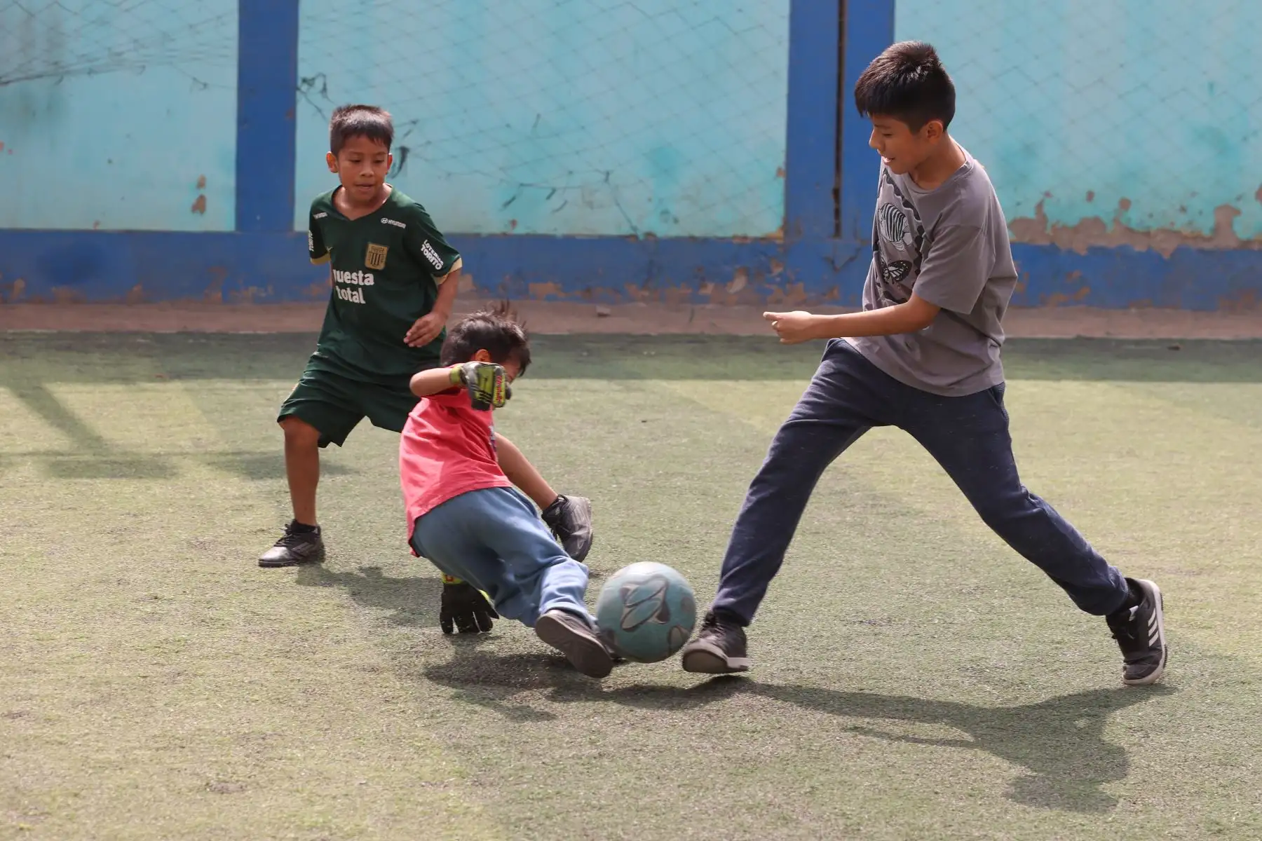Además de dibujar y coleccionar figuras, Mathías disfruta jugar al fútbol con amigos, deporte que alimenta su inspiración para crear su álbum del Mundial 2026. Foto: ANDINA/Melina Mejía.