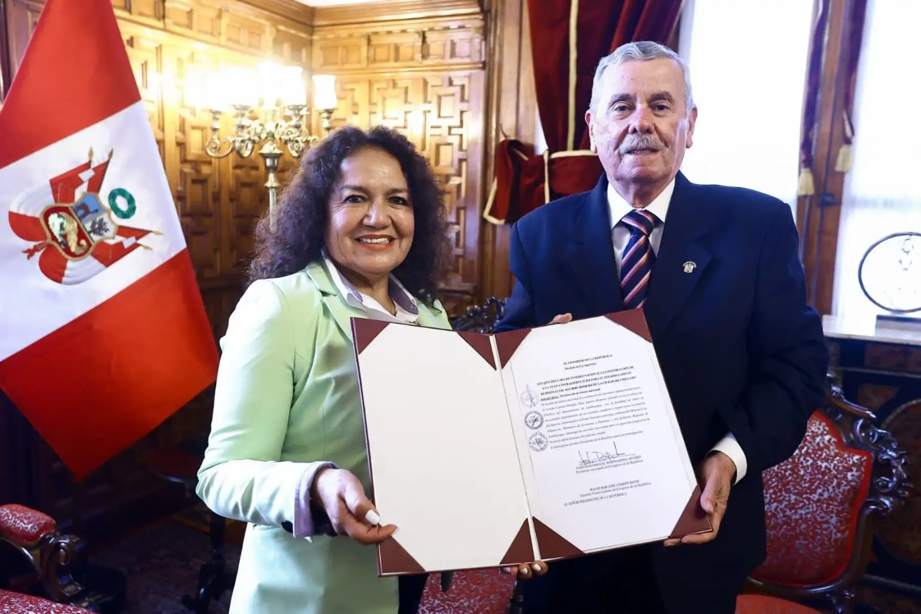Rospigliosi firma autógrafa que impulsará nueva infraestructura del estadio Elías Aguirre