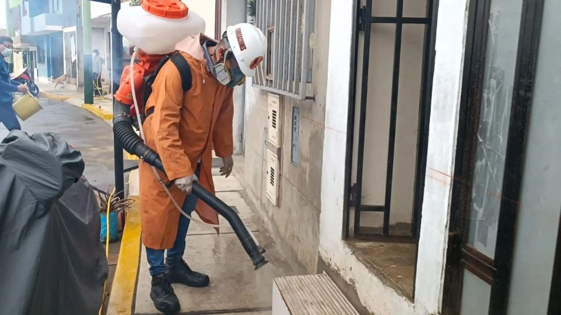 Chorrillos realiza megaoperativo de fumigación para prevenir el dengue y otras infecciones