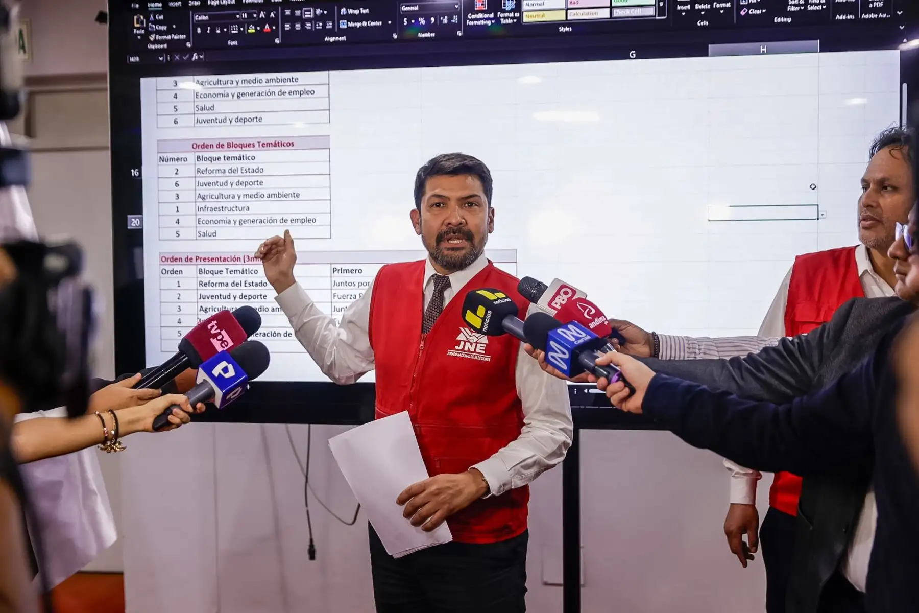 Representantes del Jurado Nacional de Elecciones (JNE) explican el resultado del sorteo que definió el orden de intervenciones para los debates de segunda vuelta, programados para el 24 y 31 de mayo. Foto: ANDINA/Luis Iparraguirre.