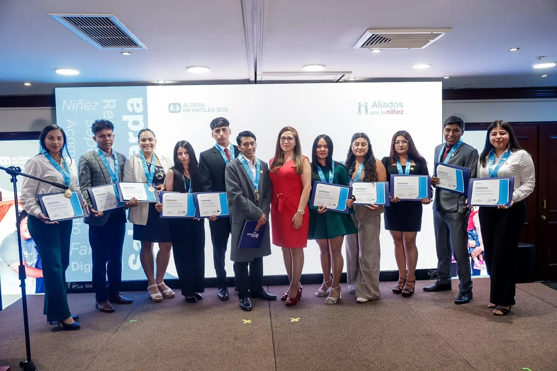 La Agencia de Noticias Andina fue reconocida durante la ceremonia “Aliados por la Niñez”, organizada por Aldeas Infantiles SOS Perú, en mérito a su contribución en la difusión de iniciativas orientadas a la protección y defensa de los derechos de niñas, niños y adolescentes. El reconocimiento fue recibido por el gerente general de Editora Perú, Félix Paz Quiroz, en una actividad que reunió a representantes de instituciones públicas, empresas aliadas, embajadores e influencers comprometidos con el bienestar