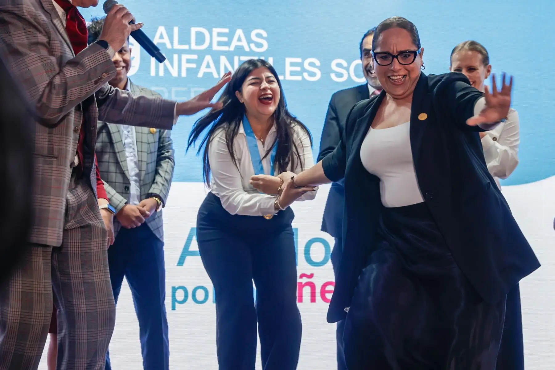 Integrantes de Los Juanelos interactuaron con los asistentes durante la ceremonia organizada por Aldeas Infantiles SOS Perú, en una jornada que incluyó reconocimientos institucionales y actividades artísticas orientadas a promover la protección de la niñez. Foto: ANDINA/Luis Iparraguirre.