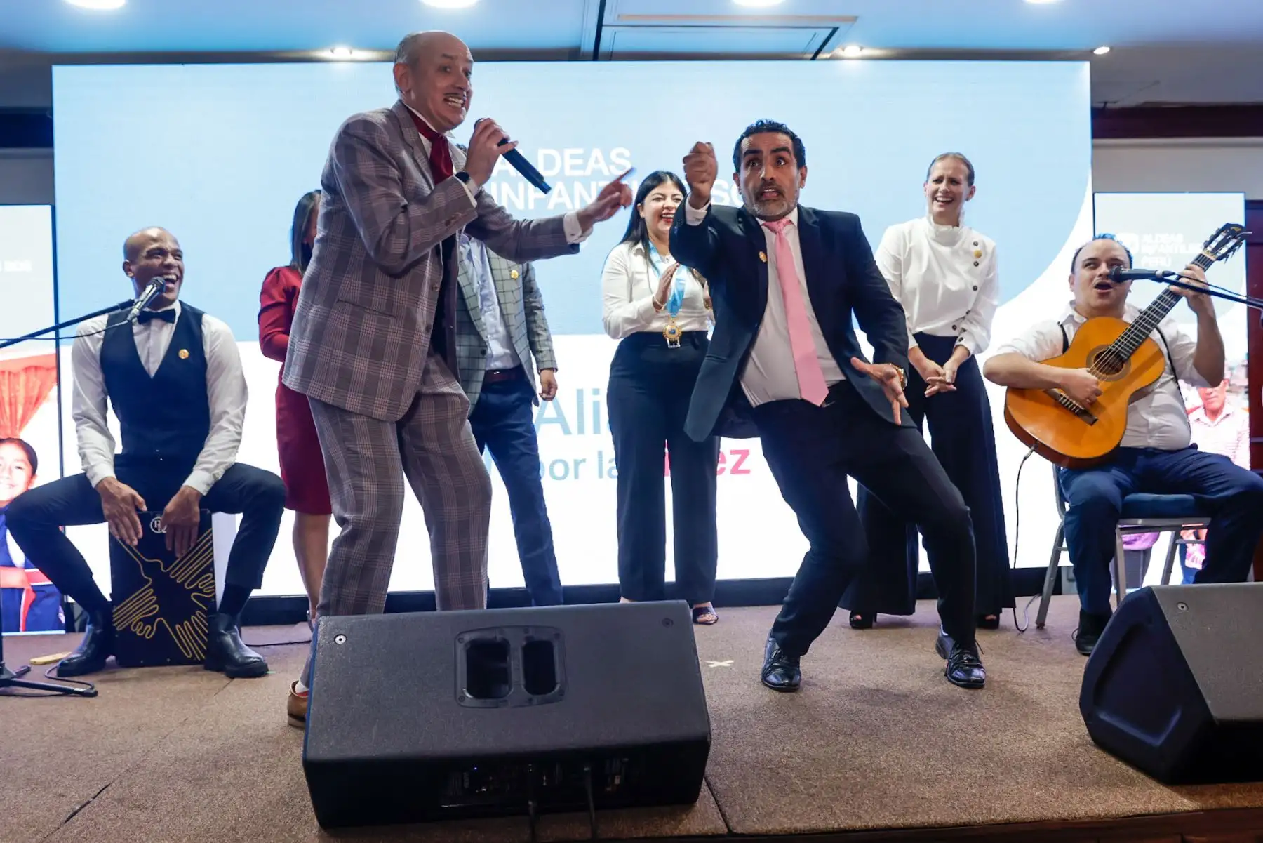 El periodista Fernando Llanos participó del espectáculo ofrecido por Los Juanelos durante la ceremonia “Aliados por la Niñez”, donde el reconocido trío musical y humorístico animó a los asistentes con su repertorio de temas populares adaptados al estilo criollo peruano. Foto: ANDINA/Luis Iparraguirre.