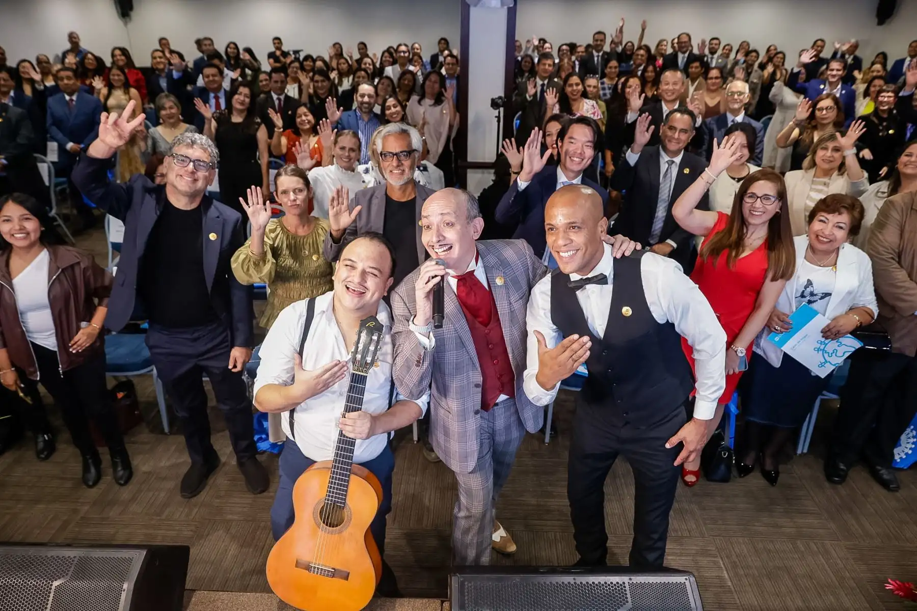 El trío musical y humorístico peruano Los Juanelos participó en la ceremonia “Aliados por la Niñez”, organizada por Aldeas Infantiles SOS Perú, donde ofreció un espectáculo de música criolla, humor y versiones de temas populares que animó a los asistentes. Foto: ANDINA/Luis Iparraguirre.