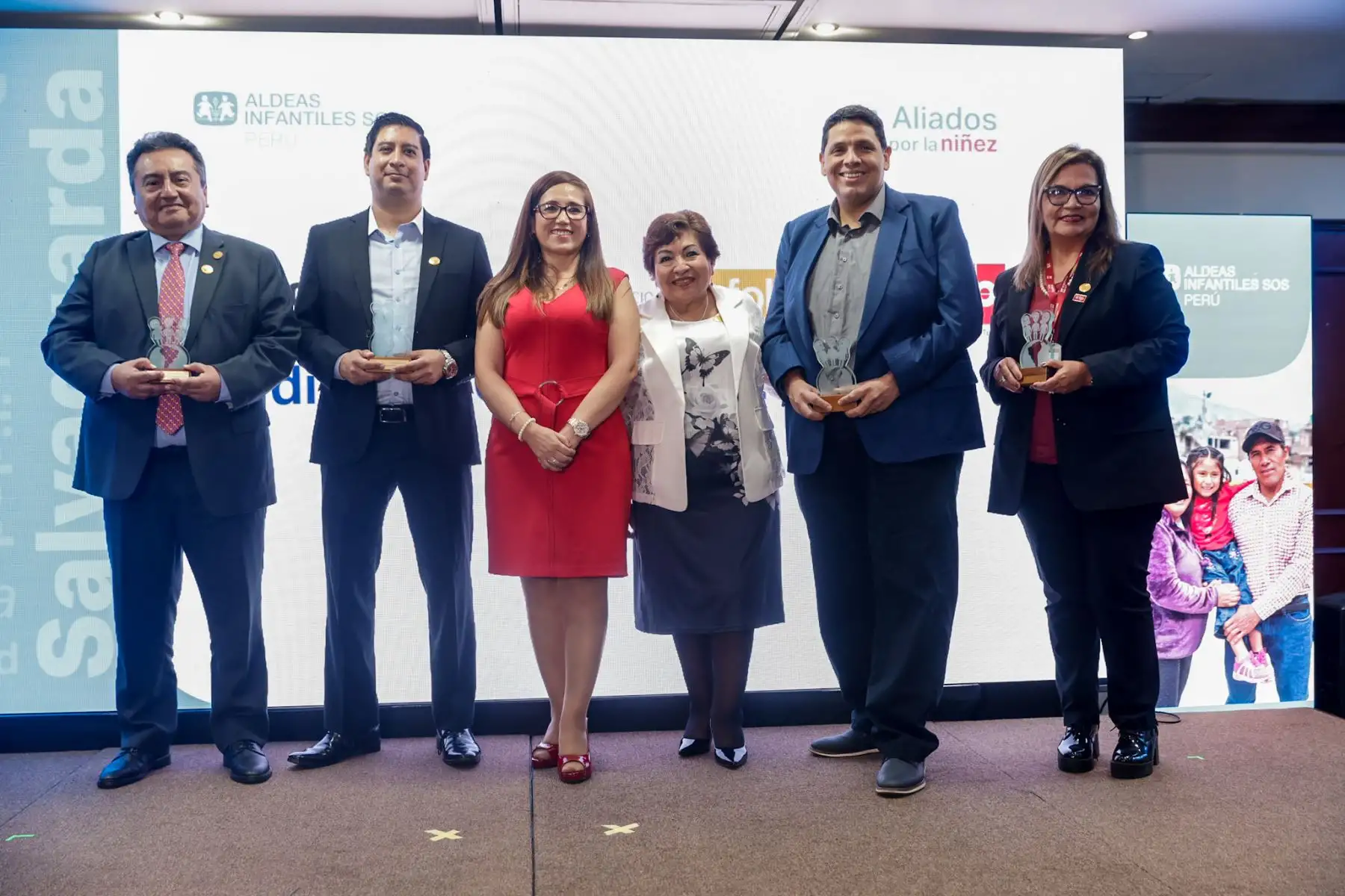 El gerente general de Editora Perú, Félix Paz Quiroz, recibió el reconocimiento otorgado a la Agencia de Noticias Andina durante la ceremonia “Aliados por la Niñez”, organizada por Aldeas Infantiles SOS Perú, en mérito a su aporte en la difusión de iniciativas vinculadas a la protección de niñas, niños y adolescentes. Foto: ANDINA/Luis Iparraguirre.