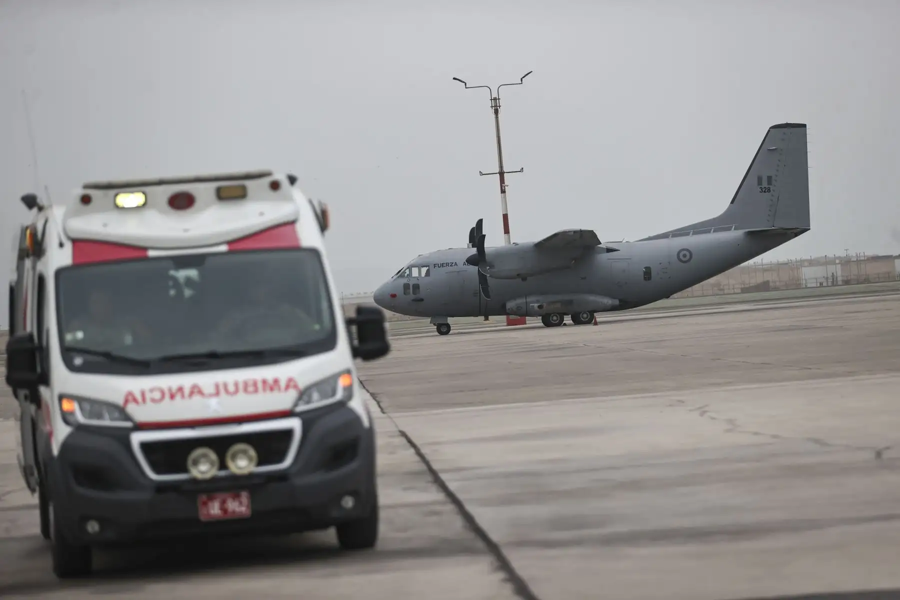 En el marco del Día Nacional del Donante de Órganos, la Fuerza Aérea del Perú a través del Mayor Vehael Málaga, presentó sus nuevas capacidades logísticas que emplean para contribuir al traslado de órganos y de pacientes a bordo de sus aeronaves equipadas para esta misión.

Foto: ANDINA/Juan Carlos Guzmán Negrini