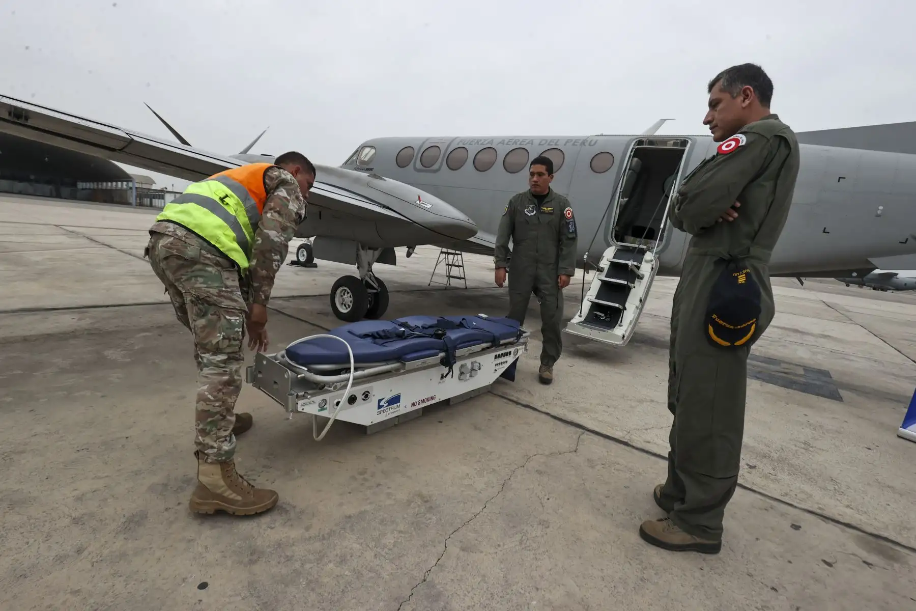 En el marco del Día Nacional del Donante de Órganos, la Fuerza Aérea del Perú a través del Mayor Vehael Málaga, presentó sus nuevas capacidades logísticas que emplean para contribuir al traslado de órganos y de pacientes a bordo de sus aeronaves equipadas para esta misión.

Foto: ANDINA/Juan Carlos Guzmán Negrini