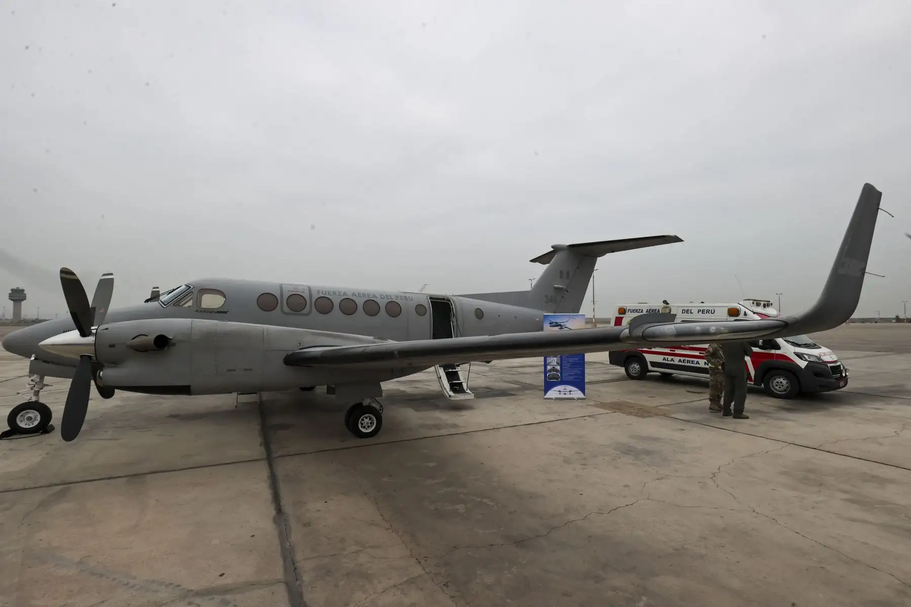 En el marco del Día Nacional del Donante de Órganos, la Fuerza Aérea del Perú a través del Mayor Vehael Málaga, presentó sus nuevas capacidades logísticas que emplean para contribuir al traslado de órganos y de pacientes a bordo de sus aeronaves equipadas para esta misión.

Foto: ANDINA/Juan Carlos Guzmán Negrini
