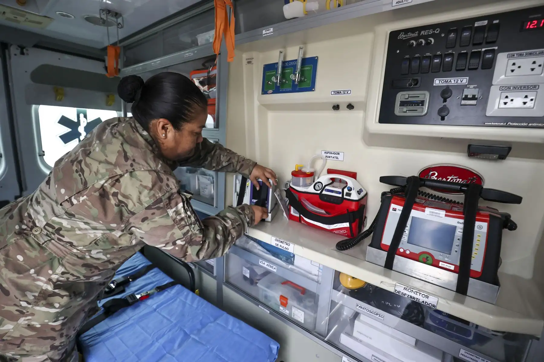 En el marco del Día Nacional del Donante de Órganos, la Fuerza Aérea del Perú a través del Mayor Vehael Málaga, presentó sus nuevas capacidades logísticas que emplean para contribuir al traslado de órganos y de pacientes a bordo de sus aeronaves equipadas para esta misión.

Foto: ANDINA/Juan Carlos Guzmán Negrini