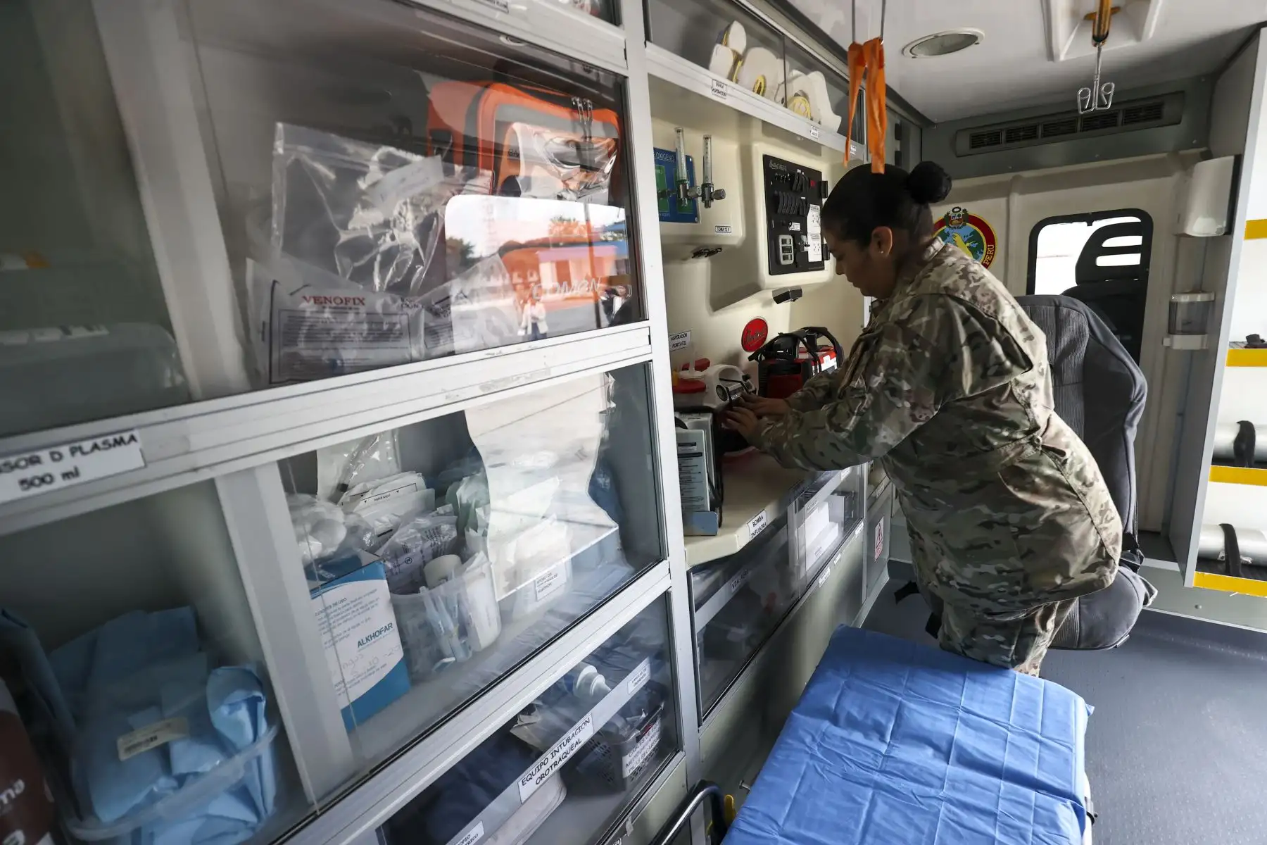 En el marco del Día Nacional del Donante de Órganos, la Fuerza Aérea del Perú a través del Mayor Vehael Málaga, presentó sus nuevas capacidades logísticas que emplean para contribuir al traslado de órganos y de pacientes a bordo de sus aeronaves equipadas para esta misión.

Foto: ANDINA/Juan Carlos Guzmán Negrini
