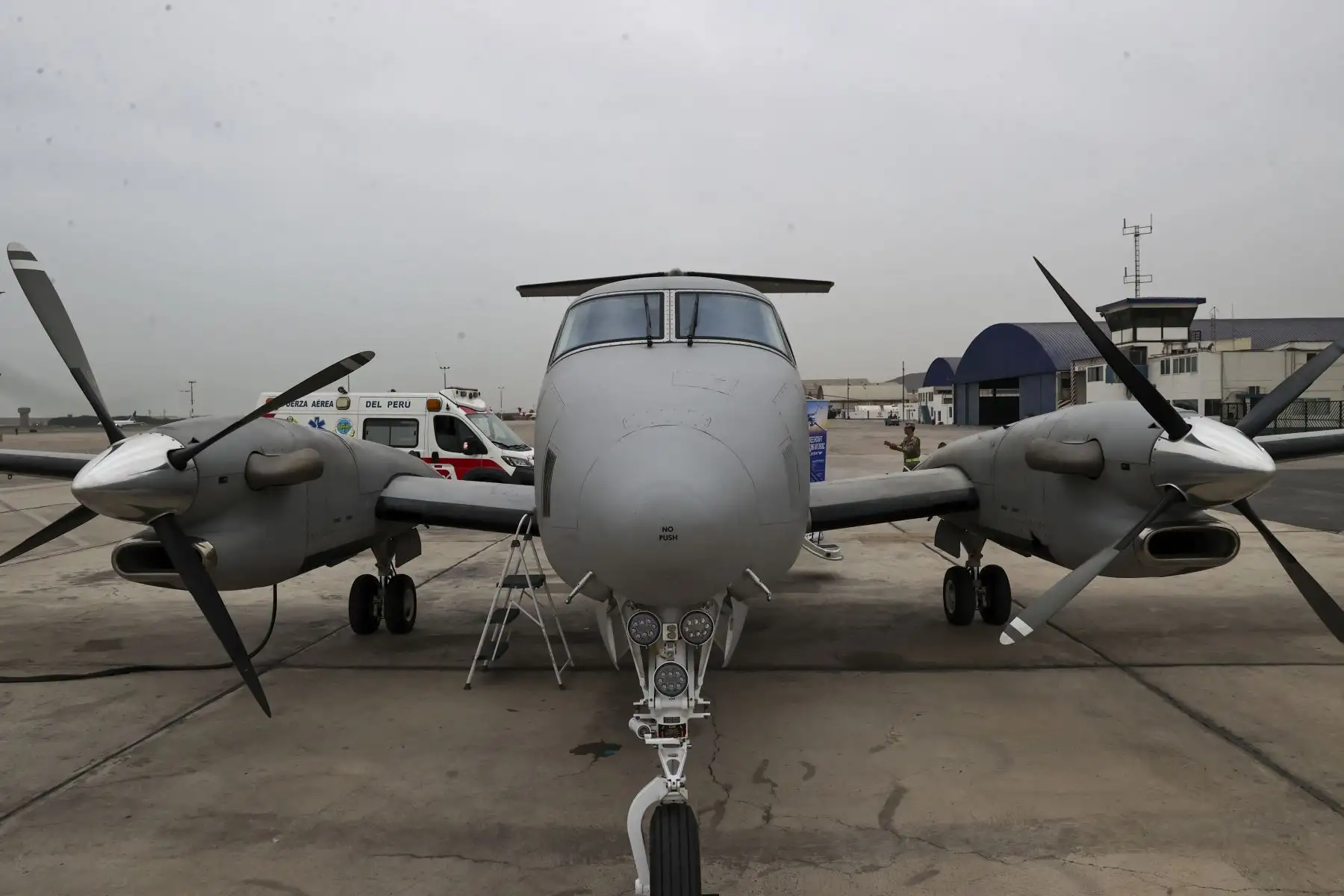 En el marco del Día Nacional del Donante de Órganos, la Fuerza Aérea del Perú a través del Mayor Vehael Málaga, presentó sus nuevas capacidades logísticas que emplean para contribuir al traslado de órganos y de pacientes a bordo de sus aeronaves equipadas para esta misión.

Foto: ANDINA/Juan Carlos Guzmán Negrini