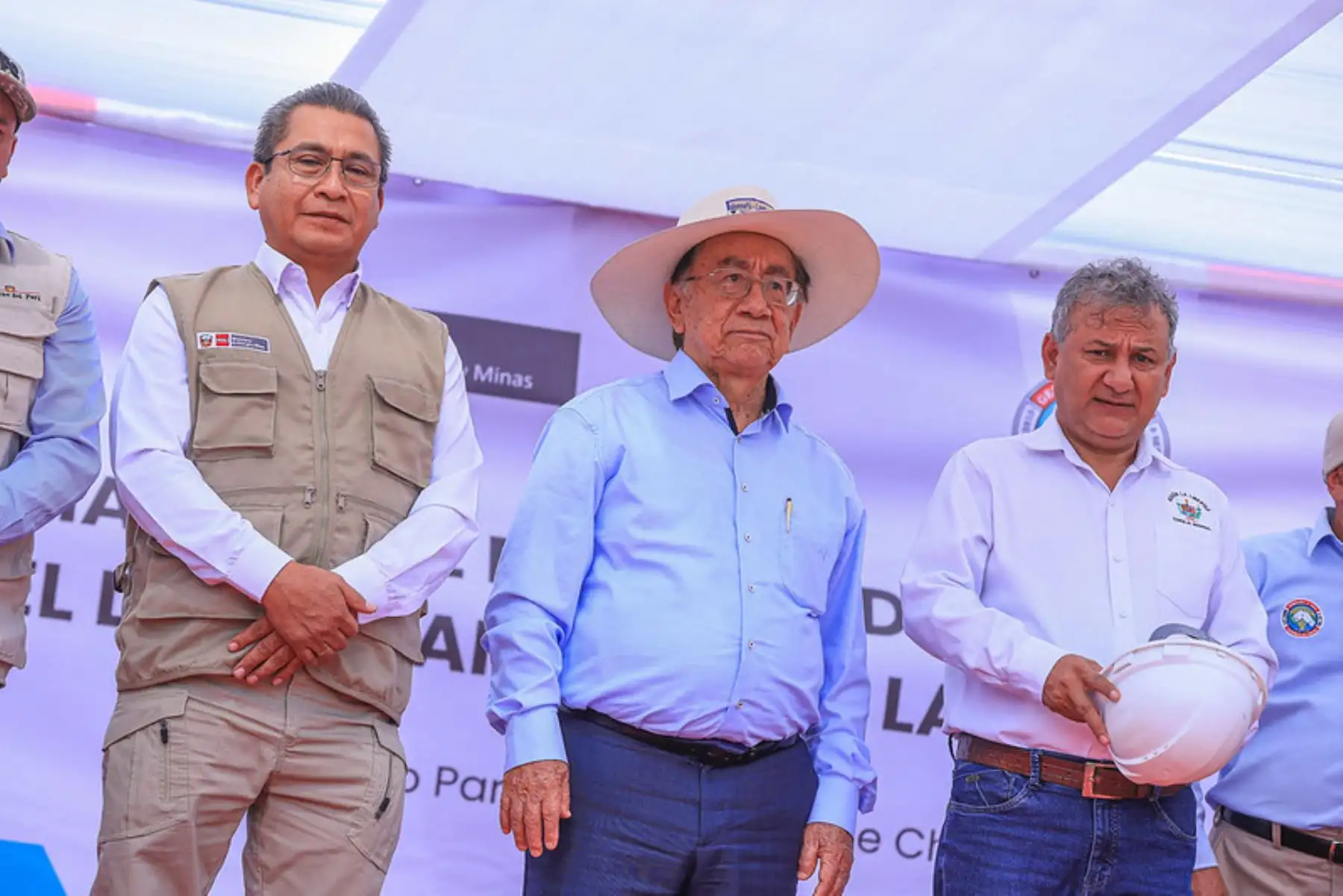 Presidente José María Balcázar supervisa el inicio de las obras de ampliación de las redes de distribución eléctrica en el centro poblado Nuevo Paraíso, en Chepén. Foto: ANDINA/Prensa Presidencia