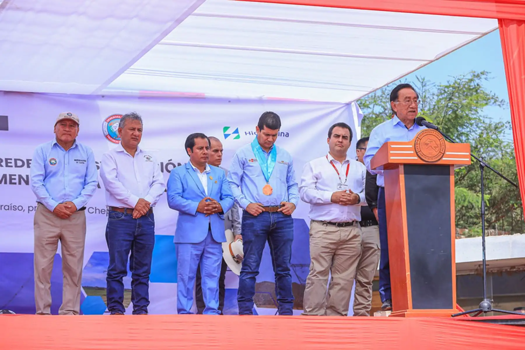 Presidente José María Balcázar supervisa el inicio de las obras de ampliación de las redes de distribución eléctrica en el centro poblado Nuevo Paraíso, en Chepén. Foto: ANDINA/Prensa Presidencia