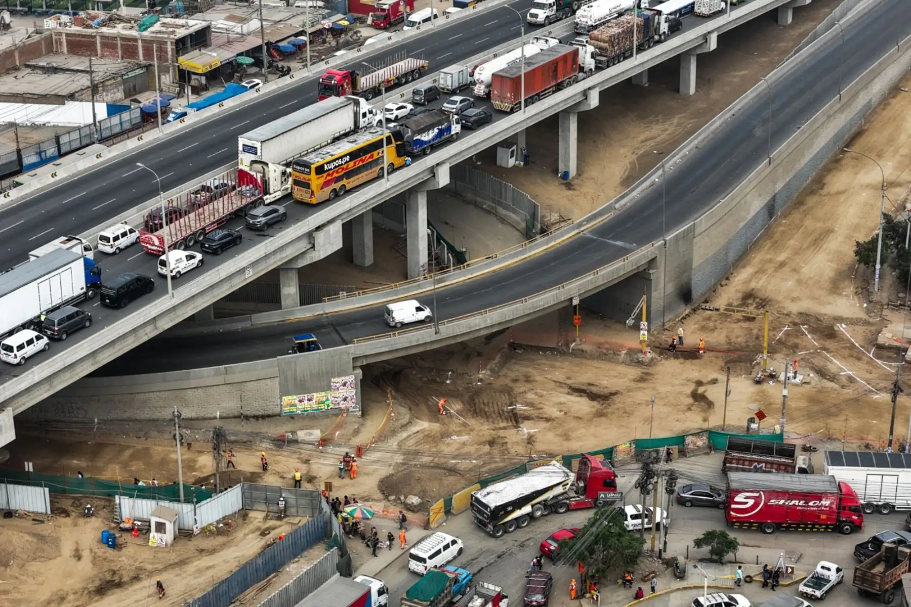 Desde el día de ayer la Empresa Municipal de Apoyo a Proyectos Estratégicos (EMAPE), entidad adscrita a la Municipalidad Metropolitana de Lima (MML) y encargada del mantenimiento de la infraestructura vial, implementó un plan de desvío vehicular en las avenidas Ramiro Prialé, Las Torres, Circunvalación y Carapongo. 

Foto:ANDINA / Juan Carlos Guzmán Negrini