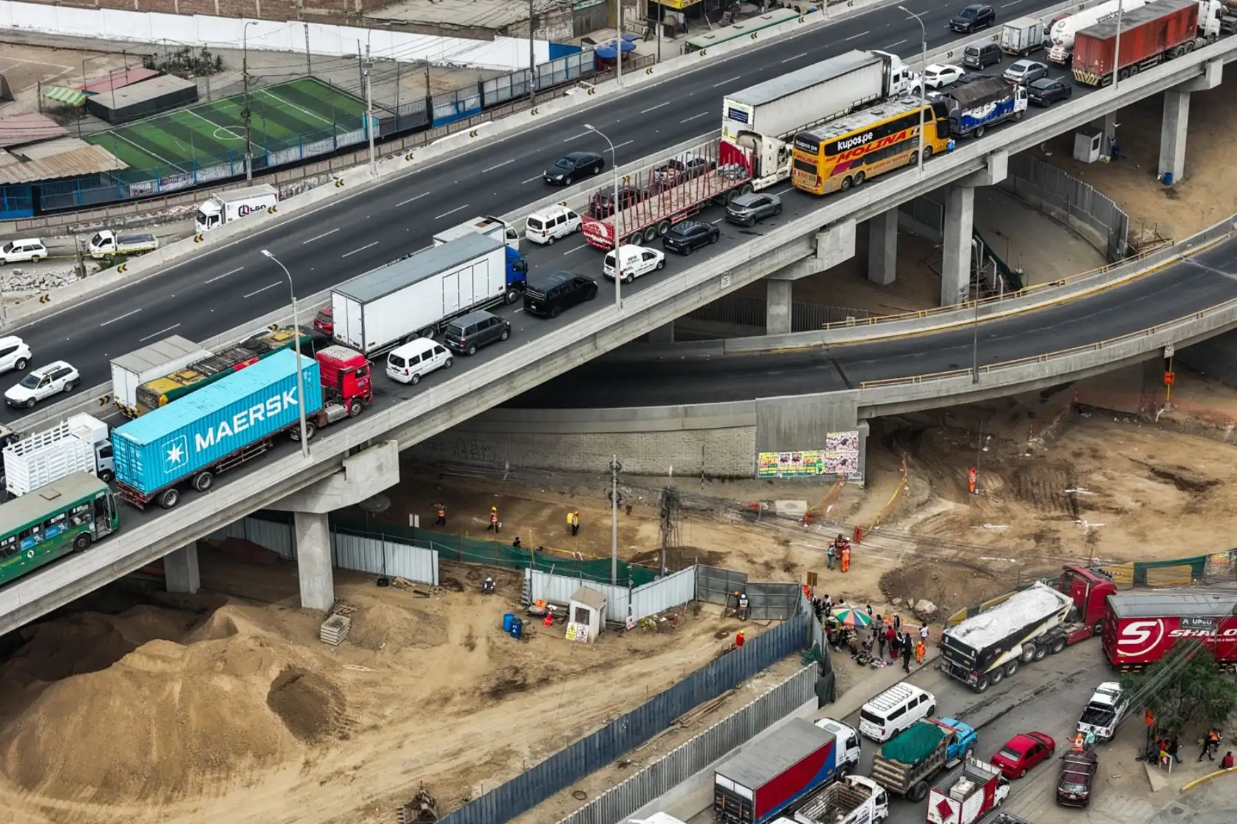 Desde el día de ayer la Empresa Municipal de Apoyo a Proyectos Estratégicos (EMAPE), entidad adscrita a la Municipalidad Metropolitana de Lima (MML) y encargada del mantenimiento de la infraestructura vial, implementó un plan de desvío vehicular en las avenidas Ramiro Prialé, Las Torres, Circunvalación y Carapongo. 

Foto:ANDINA / Juan Carlos Guzmán Negrini