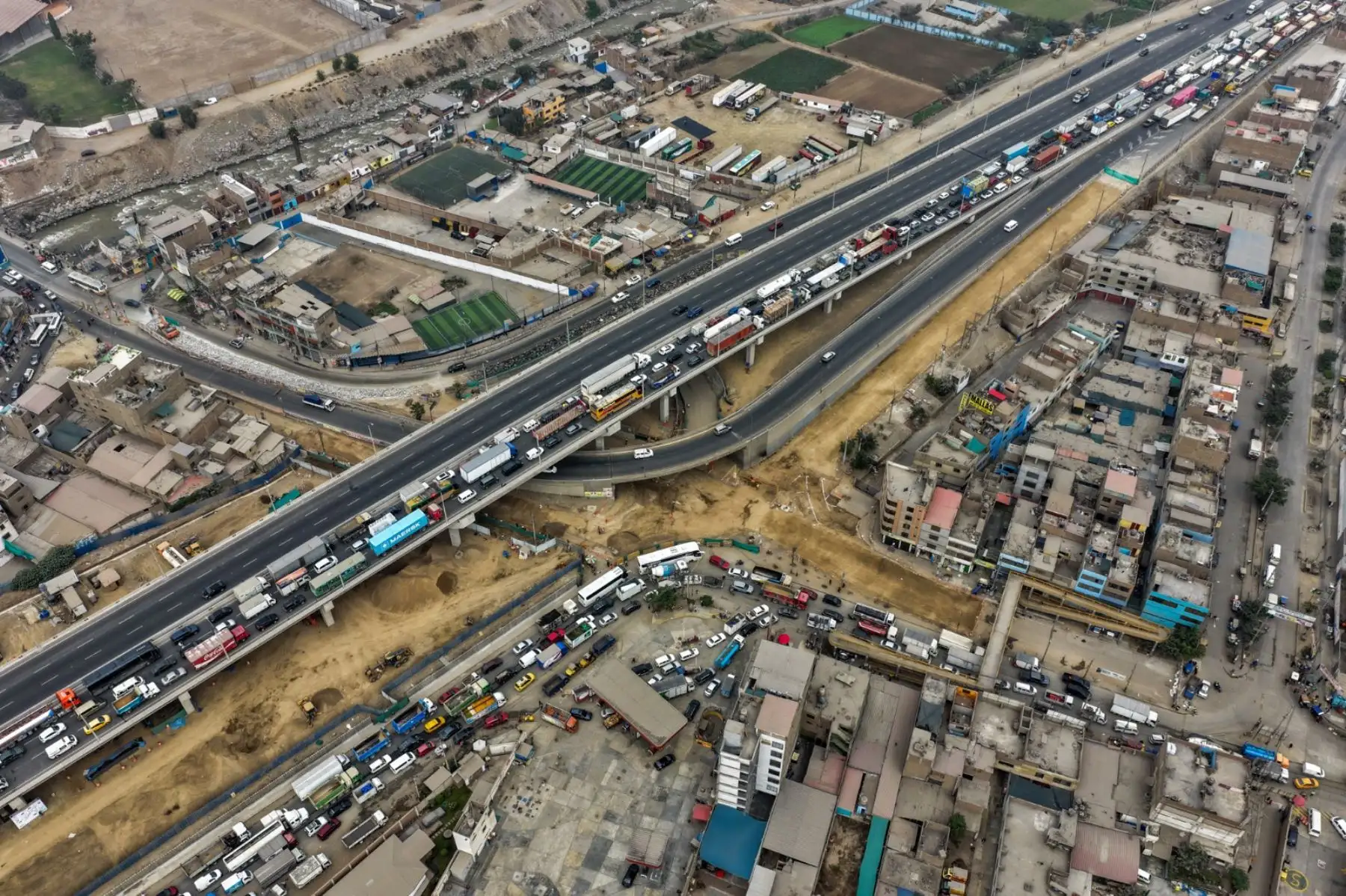 Desde el día de ayer la Empresa Municipal de Apoyo a Proyectos Estratégicos (EMAPE), entidad adscrita a la Municipalidad Metropolitana de Lima (MML) y encargada del mantenimiento de la infraestructura vial, implementó un plan de desvío vehicular en las avenidas Ramiro Prialé, Las Torres, Circunvalación y Carapongo. 

Foto:ANDINA / Juan Carlos Guzmán Negrini