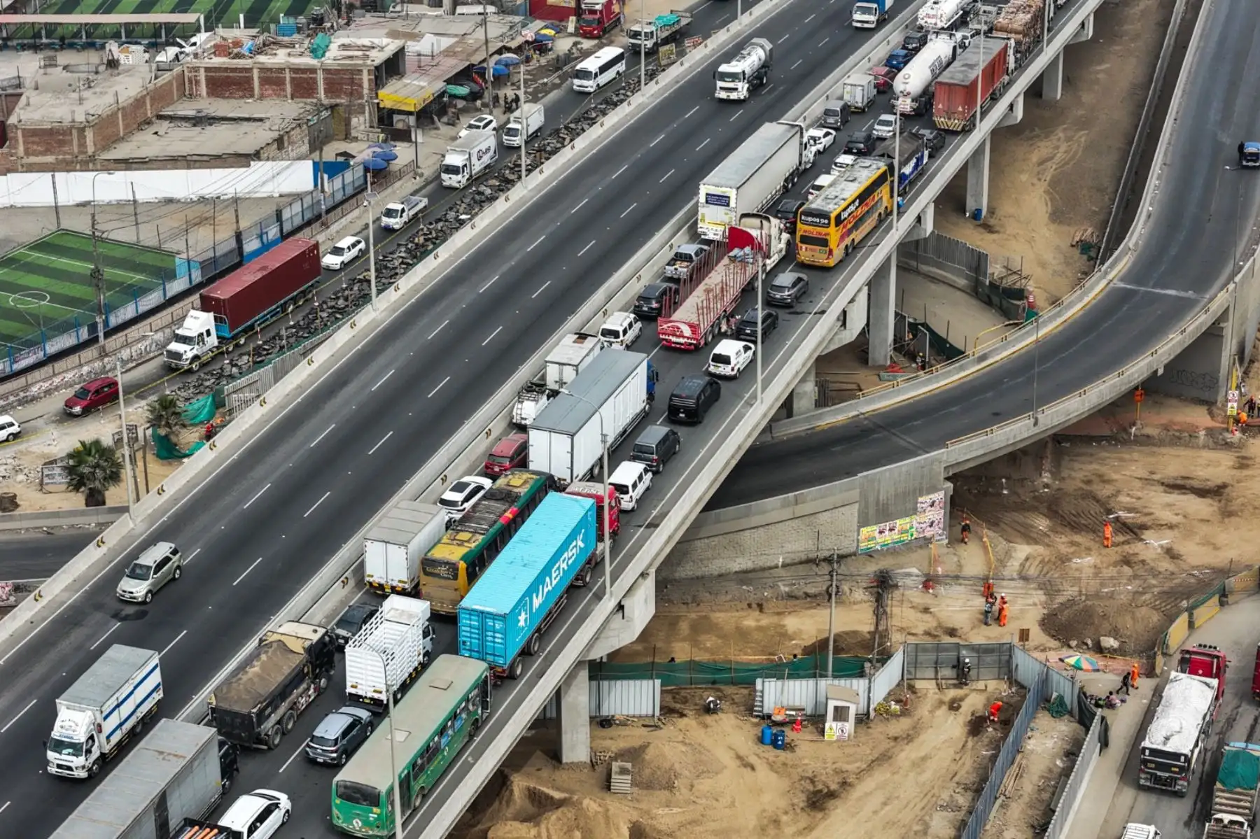 Desde el día de ayer la Empresa Municipal de Apoyo a Proyectos Estratégicos (EMAPE), entidad adscrita a la Municipalidad Metropolitana de Lima (MML) y encargada del mantenimiento de la infraestructura vial, implementó un plan de desvío vehicular en las avenidas Ramiro Prialé, Las Torres, Circunvalación y Carapongo. 

Foto:ANDINA / Juan Carlos Guzmán Negrini