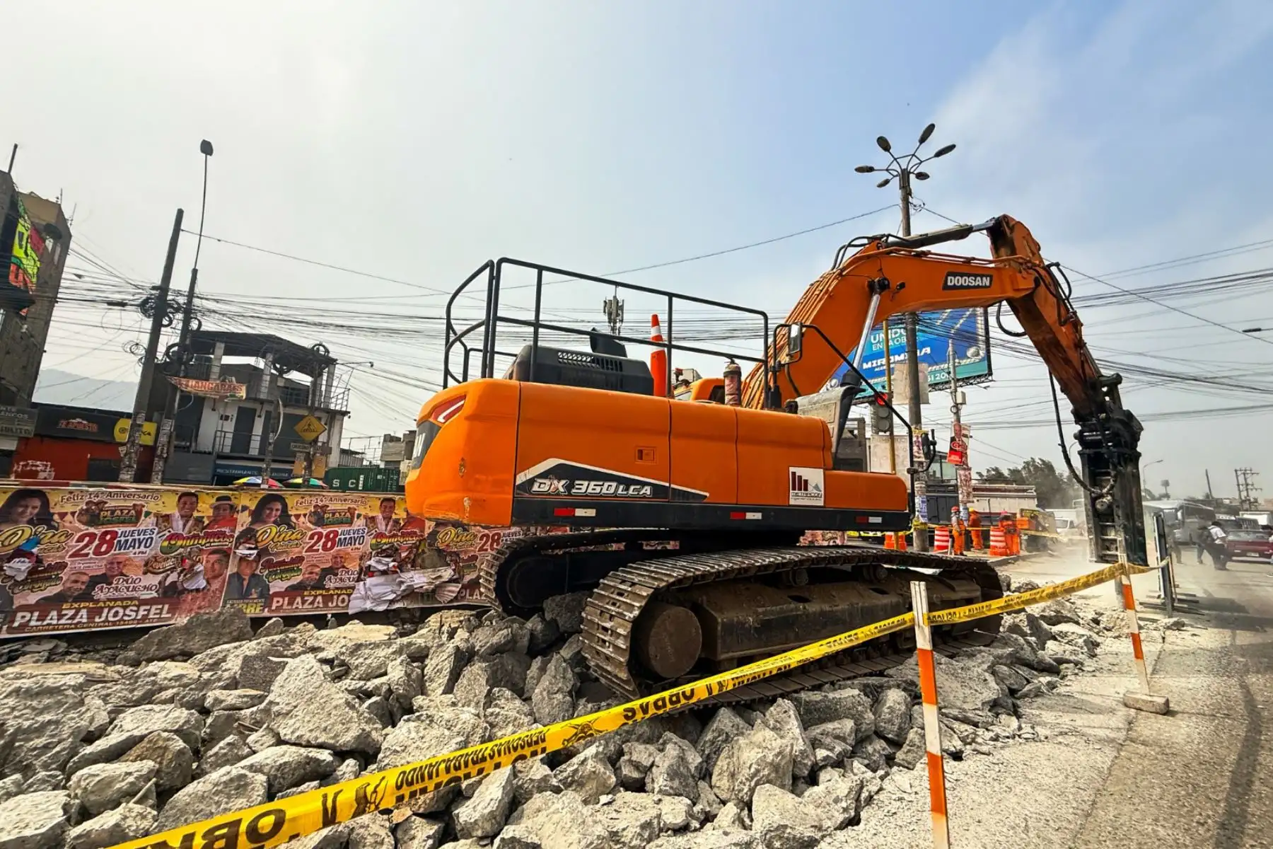 Desde el día de ayer la Empresa Municipal de Apoyo a Proyectos Estratégicos (EMAPE), entidad adscrita a la Municipalidad Metropolitana de Lima (MML) y encargada del mantenimiento de la infraestructura vial, implementó un plan de desvío vehicular en las avenidas Ramiro Prialé, Las Torres, Circunvalación y Carapongo. 

Foto:ANDINA / Juan Carlos Guzmán Negrini