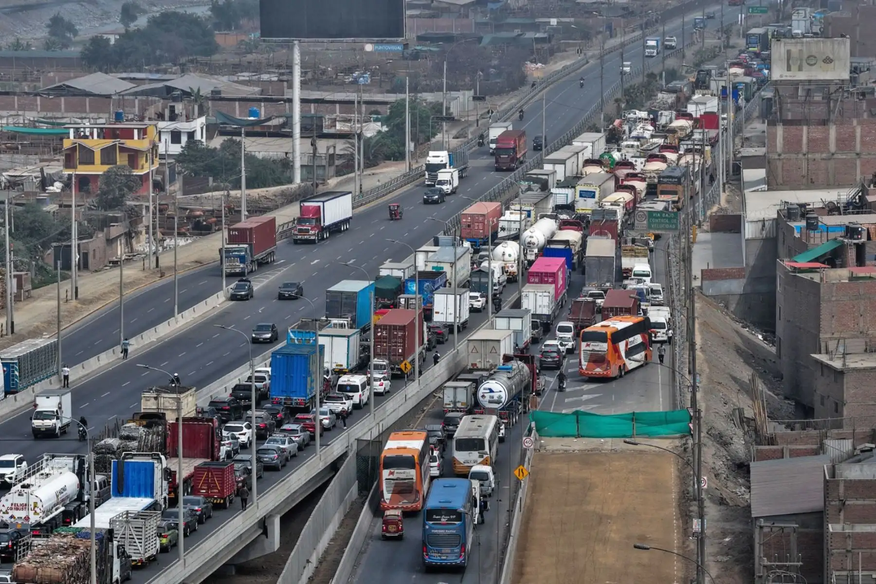 Desde el día de ayer la Empresa Municipal de Apoyo a Proyectos Estratégicos (EMAPE), entidad adscrita a la Municipalidad Metropolitana de Lima (MML) y encargada del mantenimiento de la infraestructura vial, implementó un plan de desvío vehicular en las avenidas Ramiro Prialé, Las Torres, Circunvalación y Carapongo. 

Foto:ANDINA / Juan Carlos Guzmán Negrini