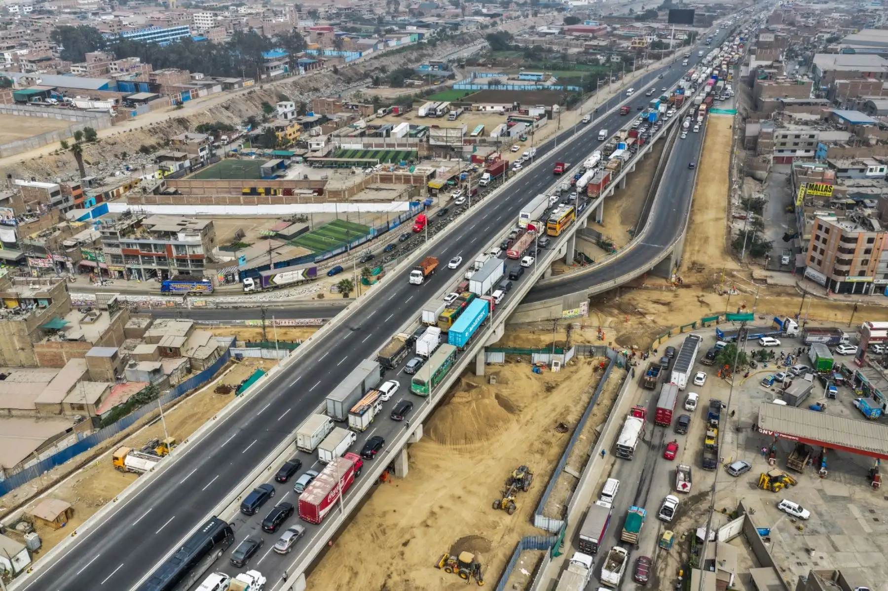 Desde el día de ayer la Empresa Municipal de Apoyo a Proyectos Estratégicos (EMAPE), entidad adscrita a la Municipalidad Metropolitana de Lima (MML) y encargada del mantenimiento de la infraestructura vial, implementó un plan de desvío vehicular en las avenidas Ramiro Prialé, Las Torres, Circunvalación y Carapongo. 

Foto:ANDINA / Juan Carlos Guzmán Negrini