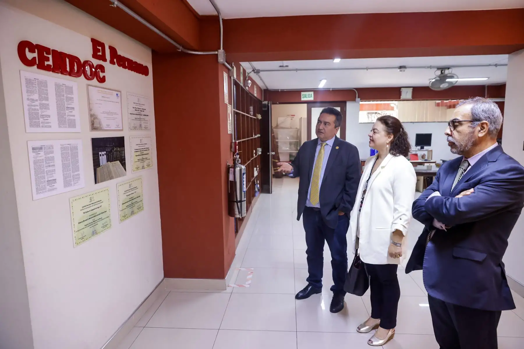 La representante residente del PNUD en el Perú, Alissar Chaker, recorrió las instalaciones de Editora Perú tras la suscripción de la Declaración de Intención. Foto: ANDINA/Luis Iparraguirre.