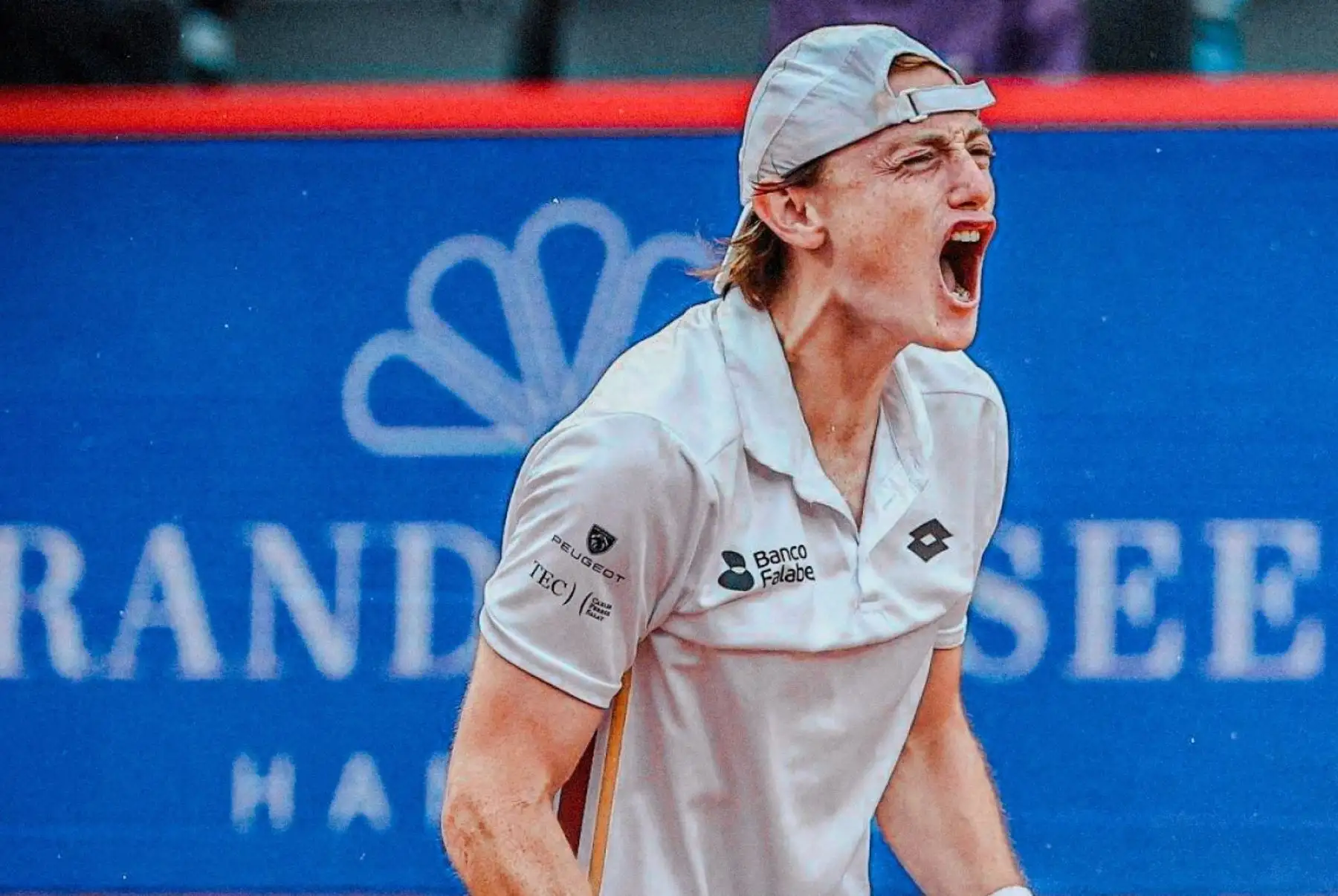 Ignacio Buse se consagró campeón tras vencer al estadounidense Tommy Paul por 7-6, 4-6 y 6-3 en una intensa final disputada en Hamburgo. Con este triunfo, el tenista peruano consiguió uno de los títulos más importantes de su carrera y devolvió al Perú a lo más alto del tenis internacional luego de 19 años, desde la histórica consagración de Luis Horna en dobles en Roland Garros 2008. Foto: ANDINA