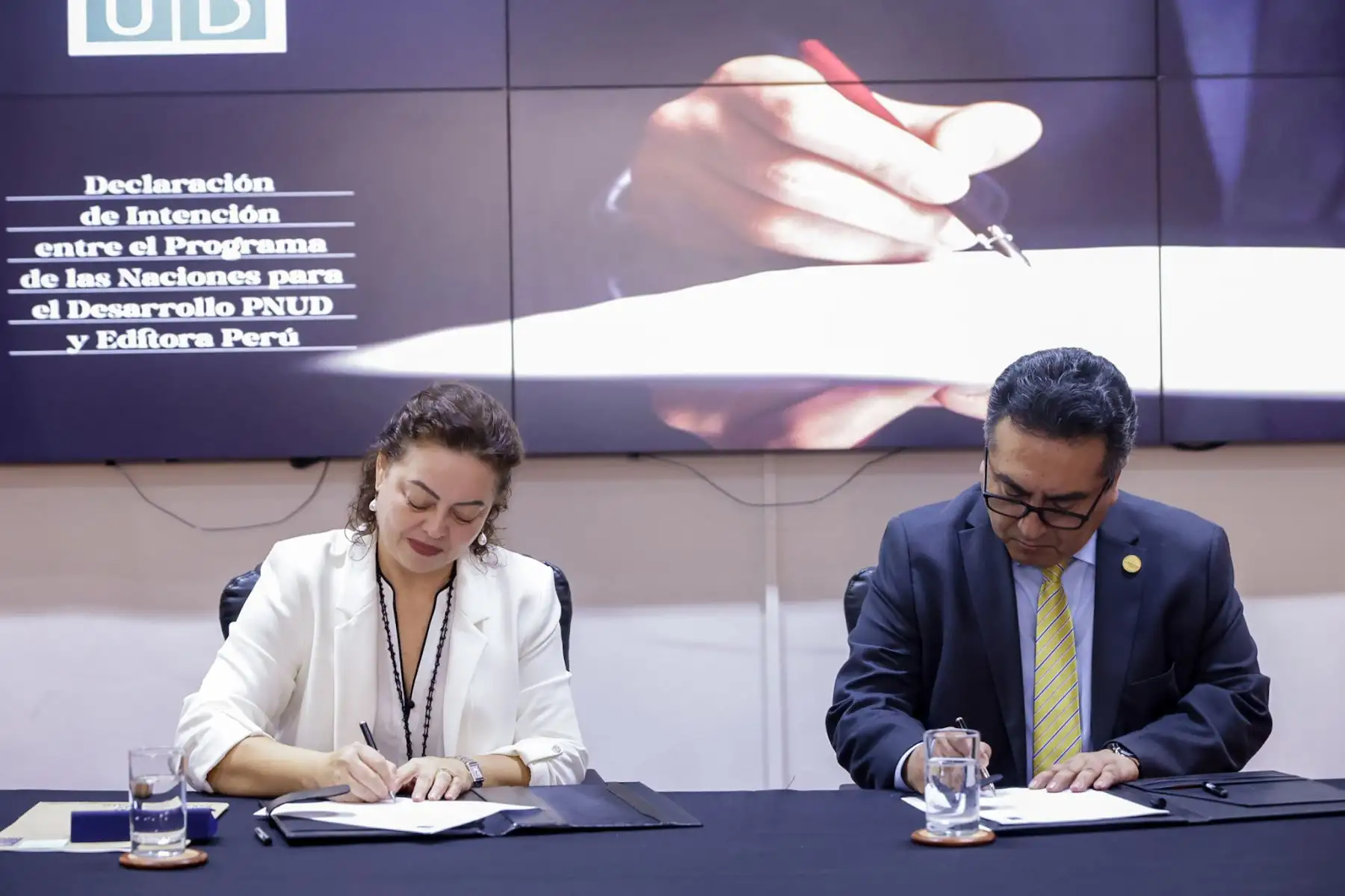 Representantes de Editora Perú y del PNUD firmaron la Declaración de Intención orientada a fortalecer acciones conjuntas entre ambas instituciones. Foto: ANDINA/Luis Iparraguirre.