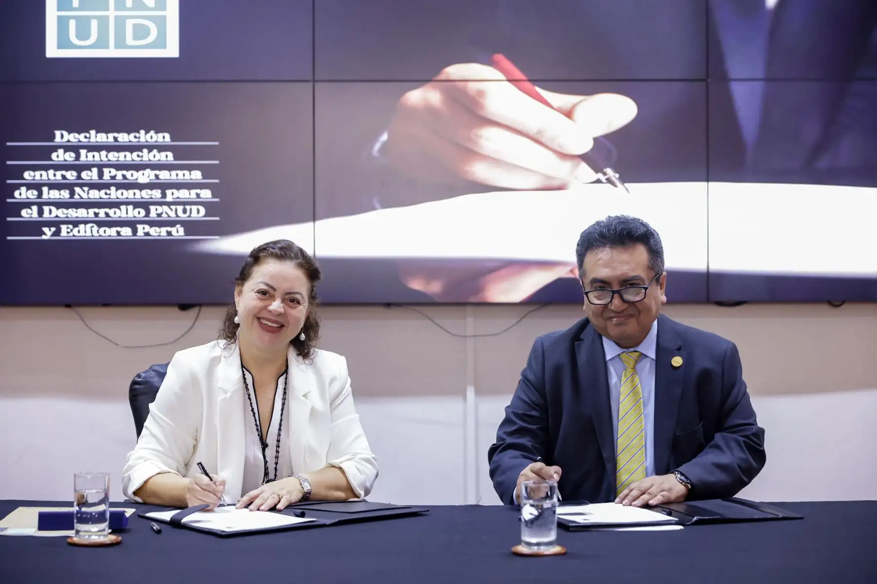 Alissar Chaker y Félix Paz Quiroz participaron en la suscripción oficial de la Declaración de Intención entre el PNUD y Editora Perú. Foto: ANDINA/Luis Iparraguirre.