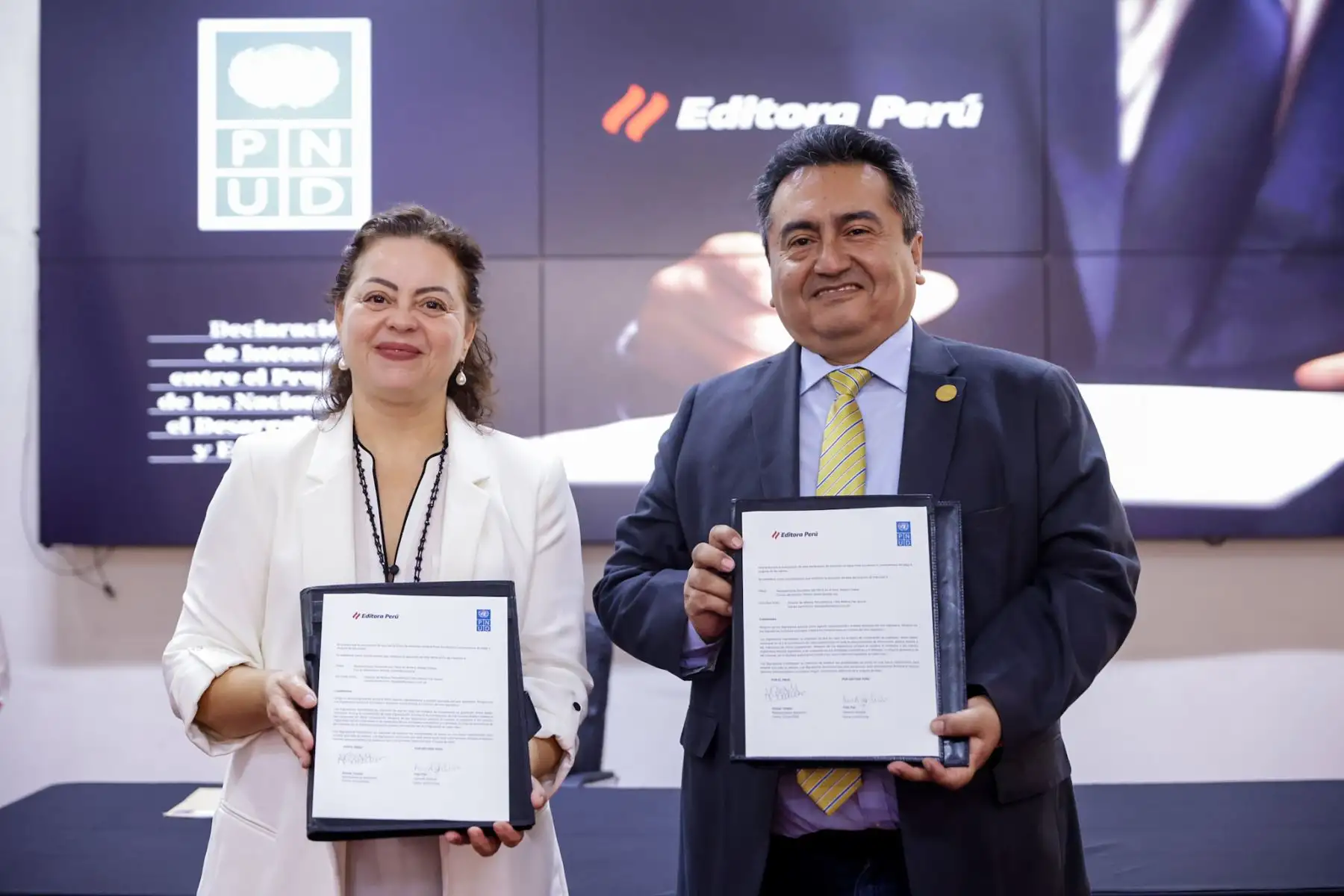 Editora Perú y el Programa de las Naciones Unidas para el Desarrollo (PNUD) suscribieron una Declaración de Intención durante una ceremonia realizada en la sede de la institución estatal. La actividad contó con la participación de la representante residente del PNUD en el Perú, Alissar Chaker, y del gerente general de Editora Perú, Félix Paz Quiroz. Foto: ANDINA/Luis Iparraguirre.