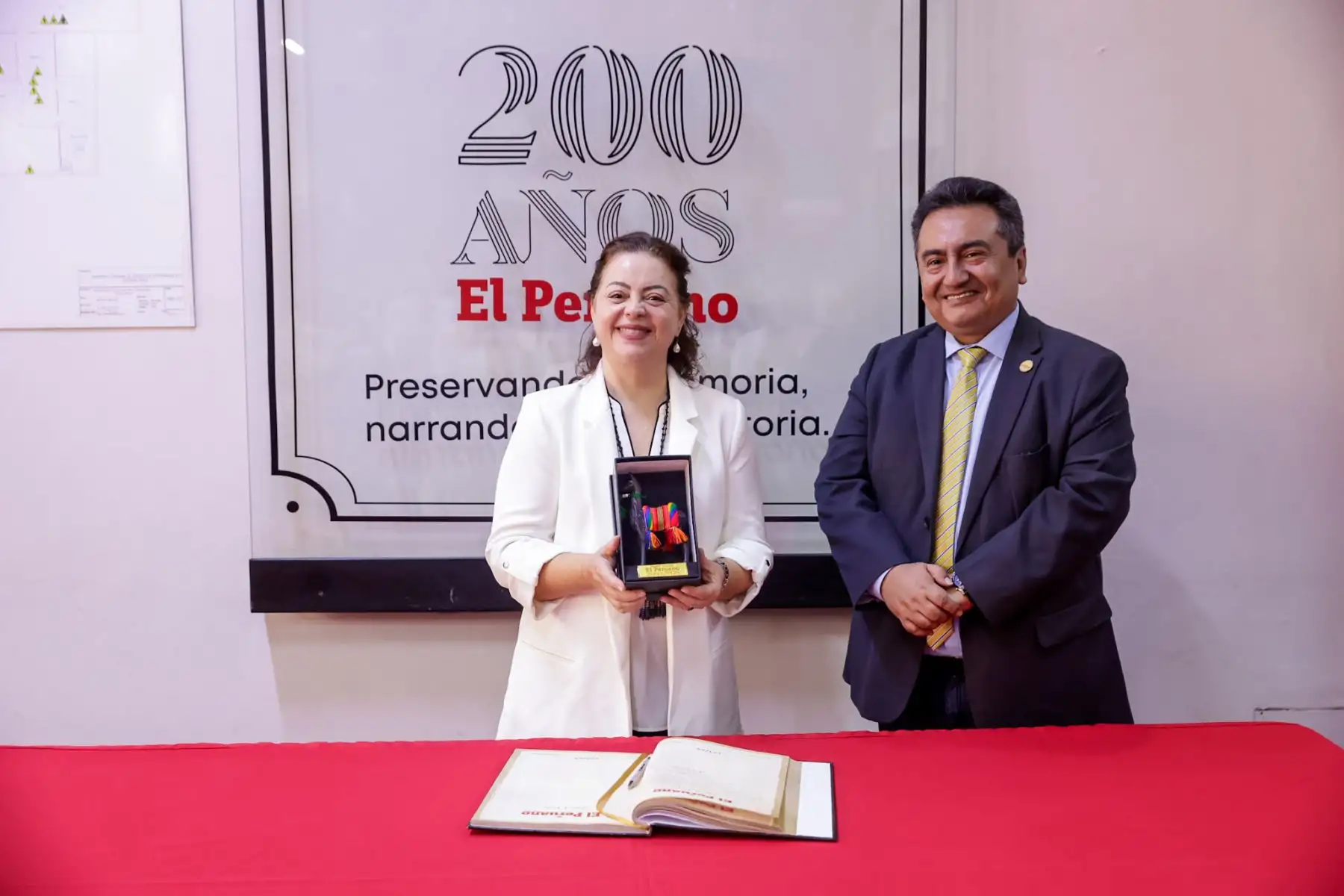 Autoridades del PNUD y de Editora Perú posaron junto al documento firmado tras la ceremonia de suscripción realizada en Lima. Foto: ANDINA/Luis Iparraguirre.