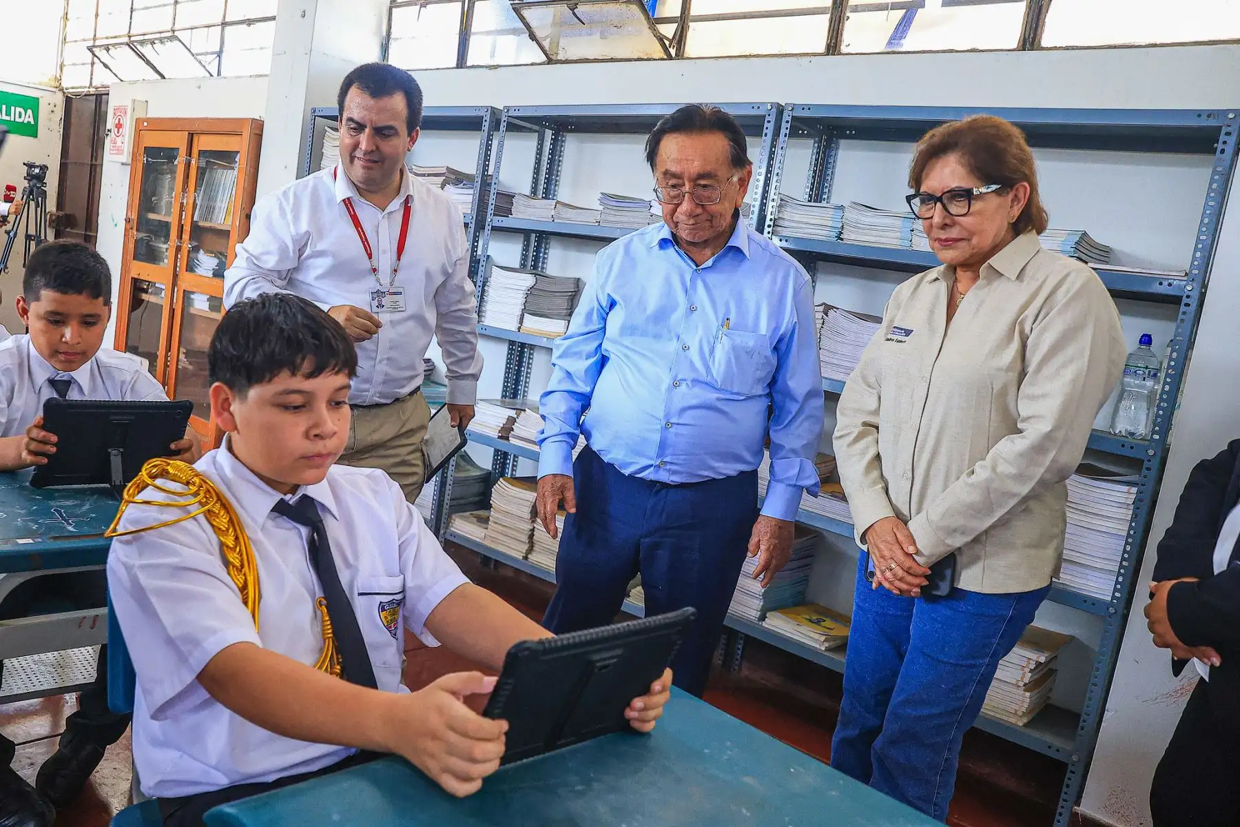 El presidente José María Balcázar Zelada visitó la I.E. “Carlos Gutiérrez Noriega” para liderar la entrega de herramientas tecnológicas destinadas a cerrar brechas digitales y fortalecer el aprendizaje de cientos de estudiantes. Durante la jornada, supervisó el uso de las nuevas tabletas y reafirmó el compromiso del Gobierno con una educación de calidad, basada en valores y tecnología, para garantizar que todos los alumnos del país tengan las mismas oportunidades de éxito. Foto: Presidencia
