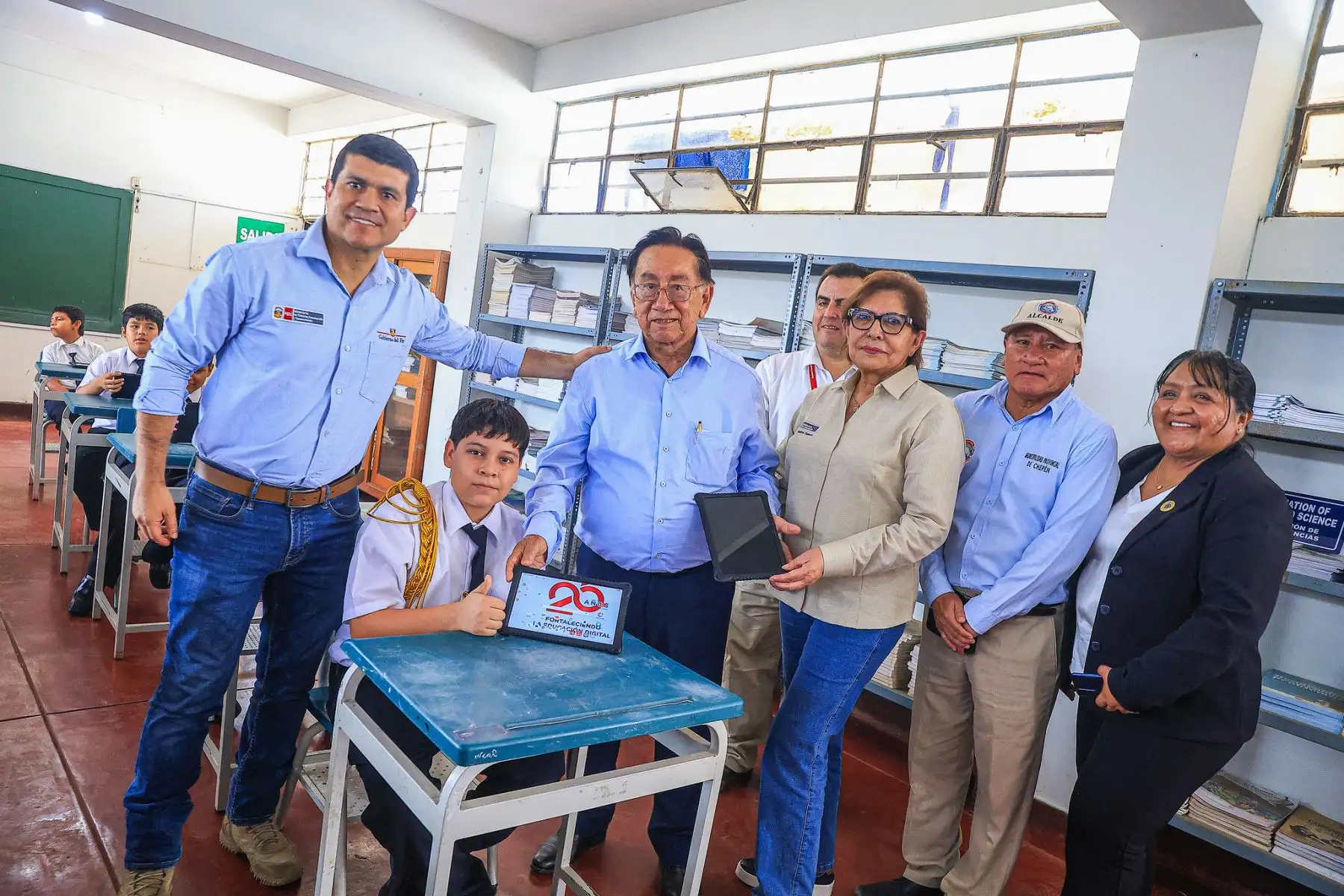 El presidente José María Balcázar Zelada visitó la I.E. “Carlos Gutiérrez Noriega” para liderar la entrega de herramientas tecnológicas destinadas a cerrar brechas digitales y fortalecer el aprendizaje de cientos de estudiantes. Durante la jornada, supervisó el uso de las nuevas tabletas y reafirmó el compromiso del Gobierno con una educación de calidad, basada en valores y tecnología, para garantizar que todos los alumnos del país tengan las mismas oportunidades de éxito. Foto: Presidencia