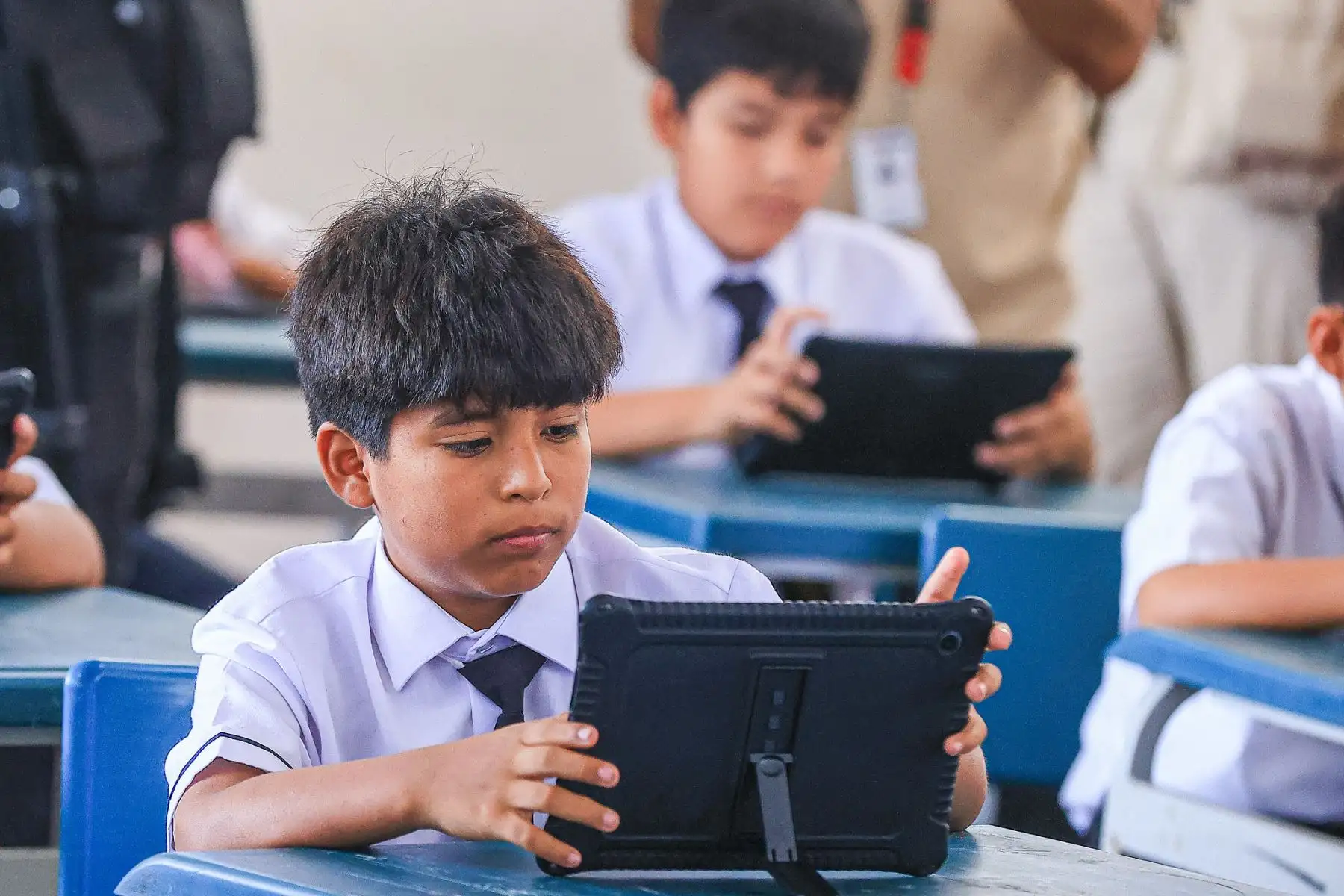 El presidente José María Balcázar Zelada visitó la I.E. “Carlos Gutiérrez Noriega” para liderar la entrega de herramientas tecnológicas destinadas a cerrar brechas digitales y fortalecer el aprendizaje de cientos de estudiantes. Durante la jornada, supervisó el uso de las nuevas tabletas y reafirmó el compromiso del Gobierno con una educación de calidad, basada en valores y tecnología, para garantizar que todos los alumnos del país tengan las mismas oportunidades de éxito. Foto: Presidencia