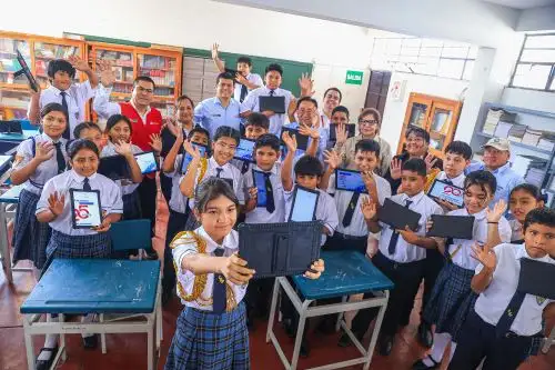 Presidente José María Balcázar lidera entrega de tablets para fortalecer la educación y reducir la brecha digital