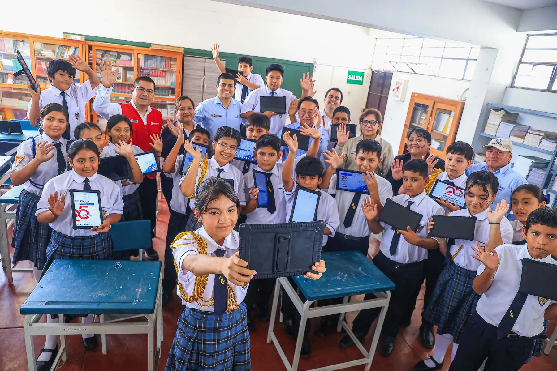El presidente José María Balcázar Zelada visitó la I.E. “Carlos Gutiérrez Noriega” para liderar la entrega de herramientas tecnológicas destinadas a cerrar brechas digitales y fortalecer el aprendizaje de cientos de estudiantes. Durante la jornada, supervisó el uso de las nuevas tabletas y reafirmó el compromiso del Gobierno con una educación de calidad, basada en valores y tecnología, para garantizar que todos los alumnos del país tengan las mismas oportunidades de éxito. Foto: Presidencia